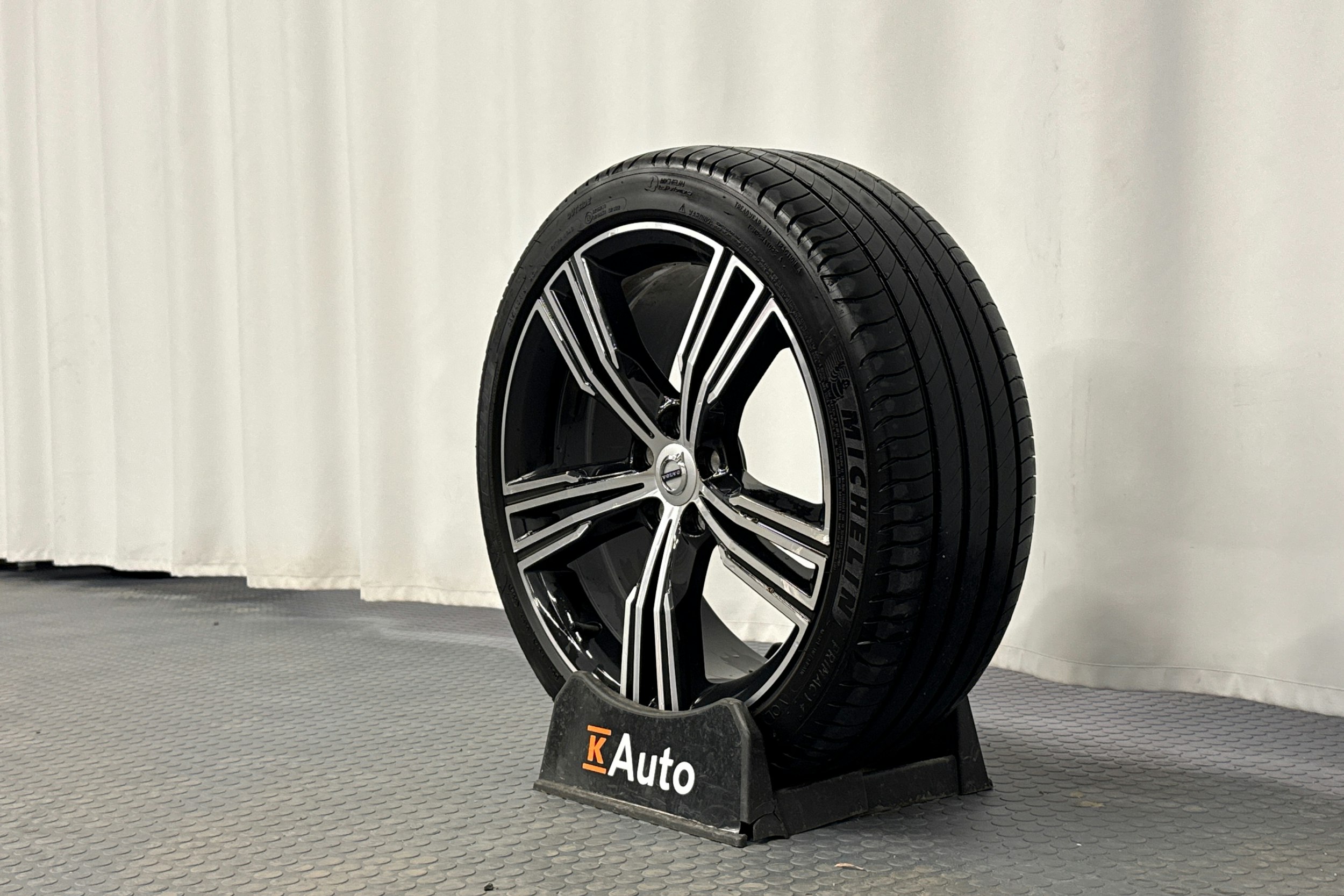 sininen Volvo V60 2021 kuva 13.