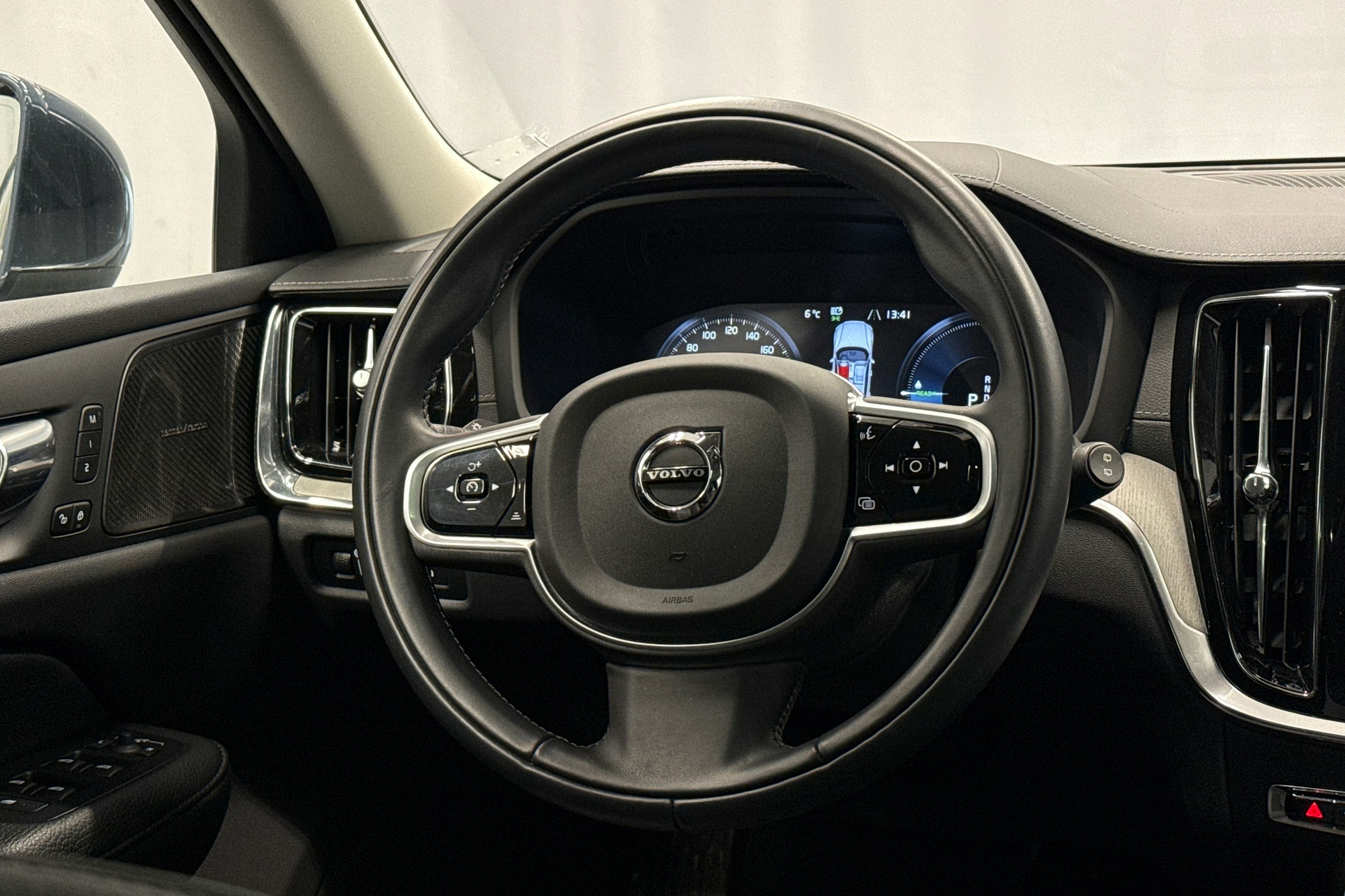 sininen Volvo V60 2021 kuva 14.