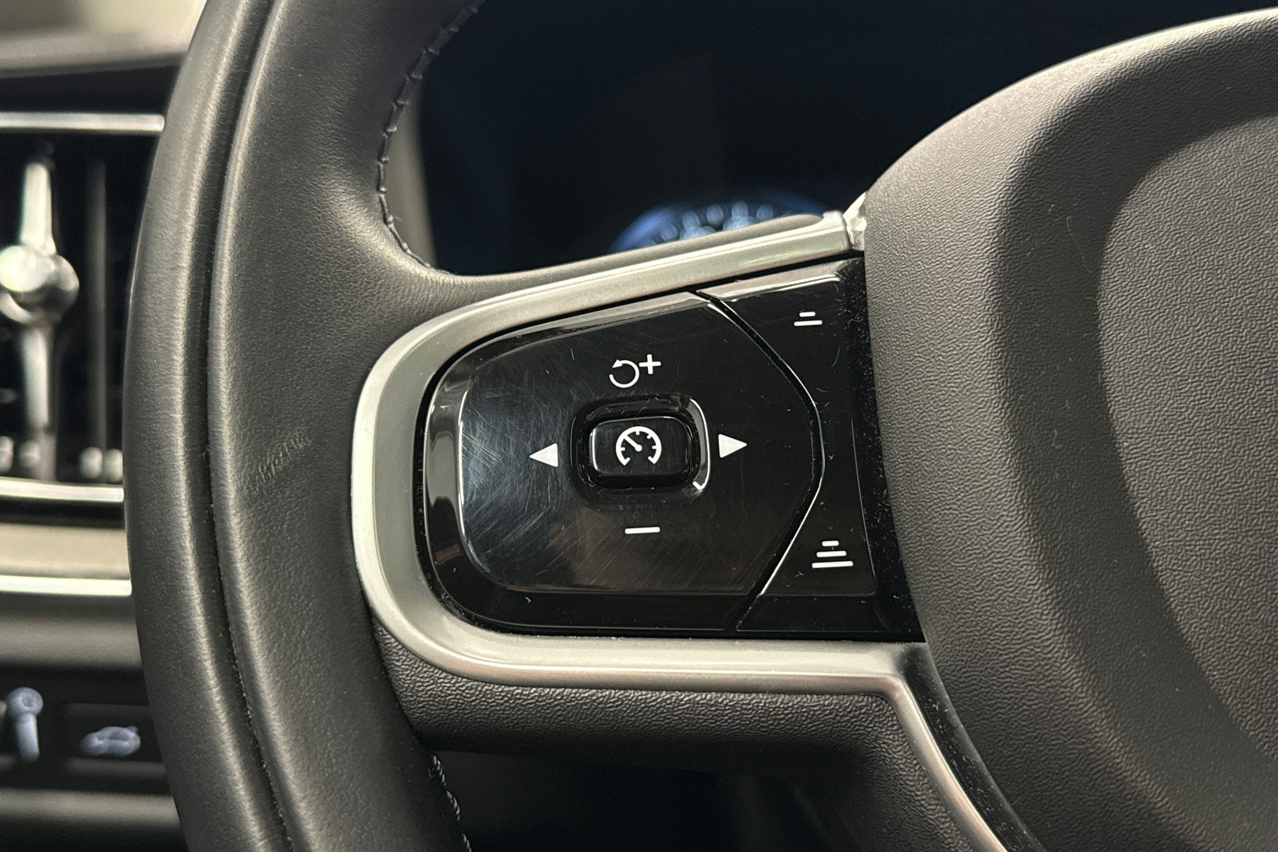 sininen Volvo V60 2021 kuva 15.