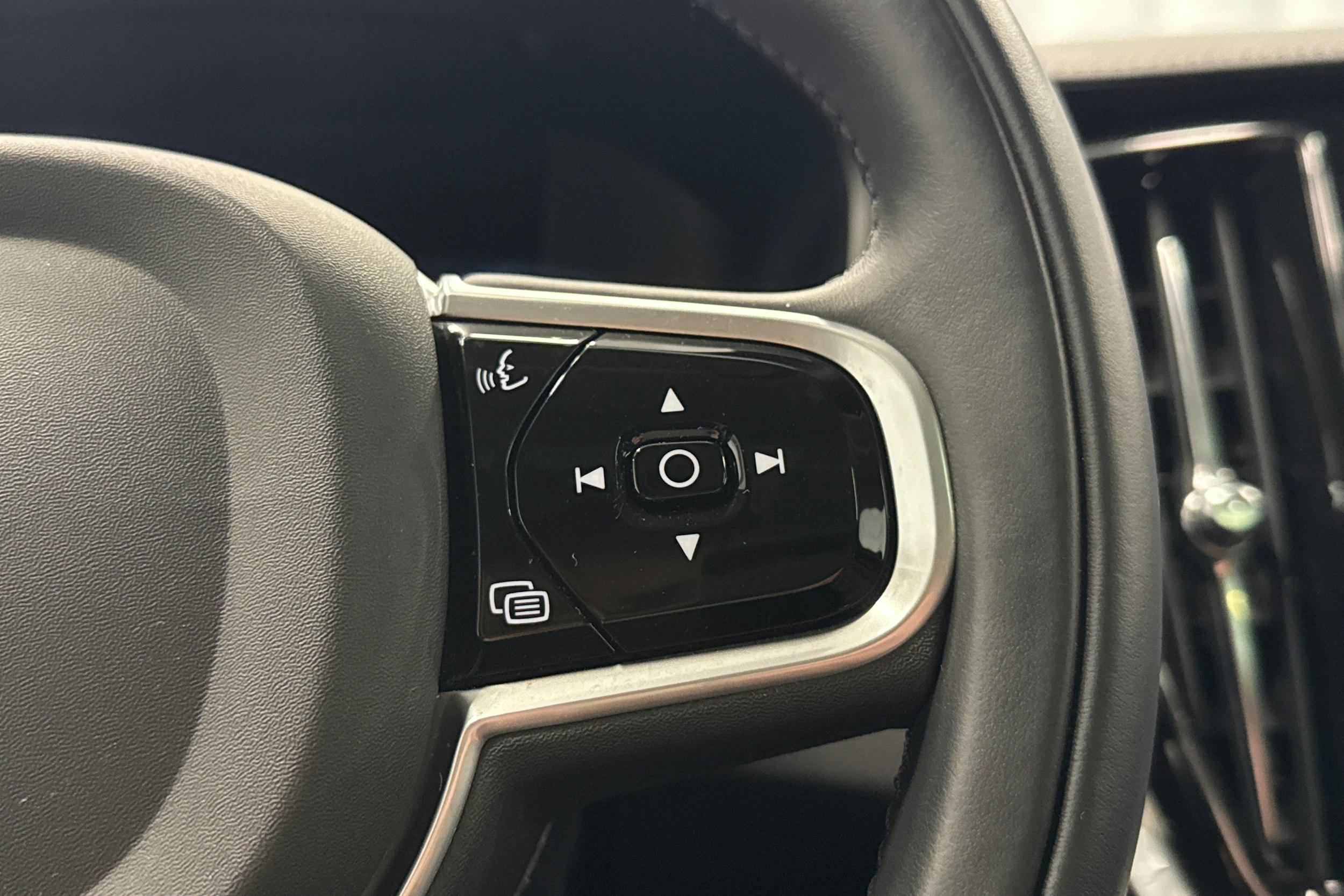 sininen Volvo V60 2021 kuva 16.