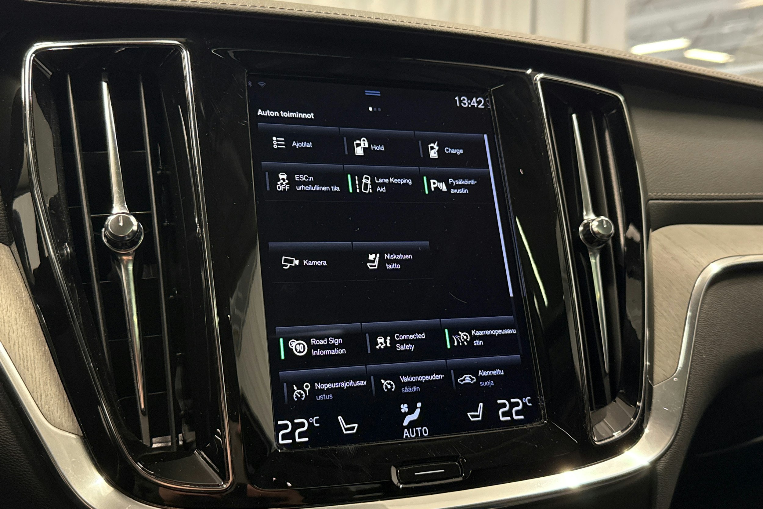 sininen Volvo V60 2021 kuva 20.