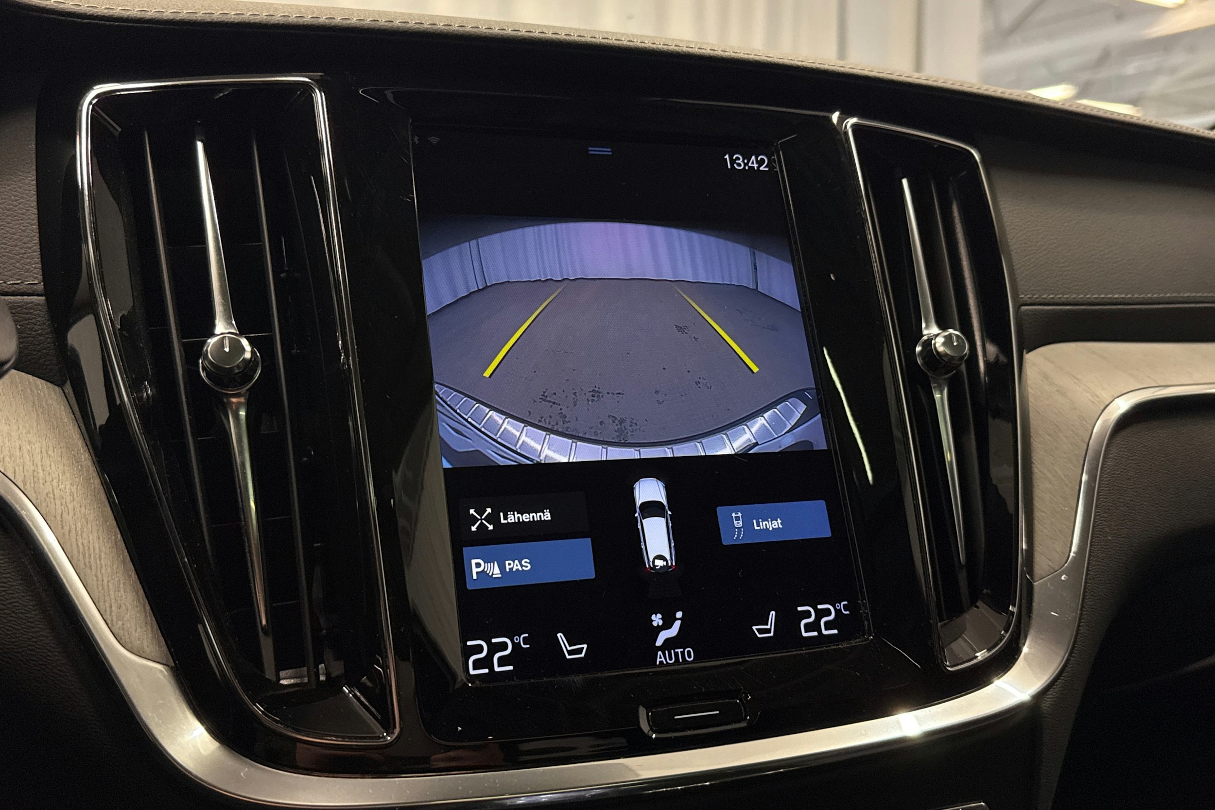 sininen Volvo V60 2021 kuva 21.