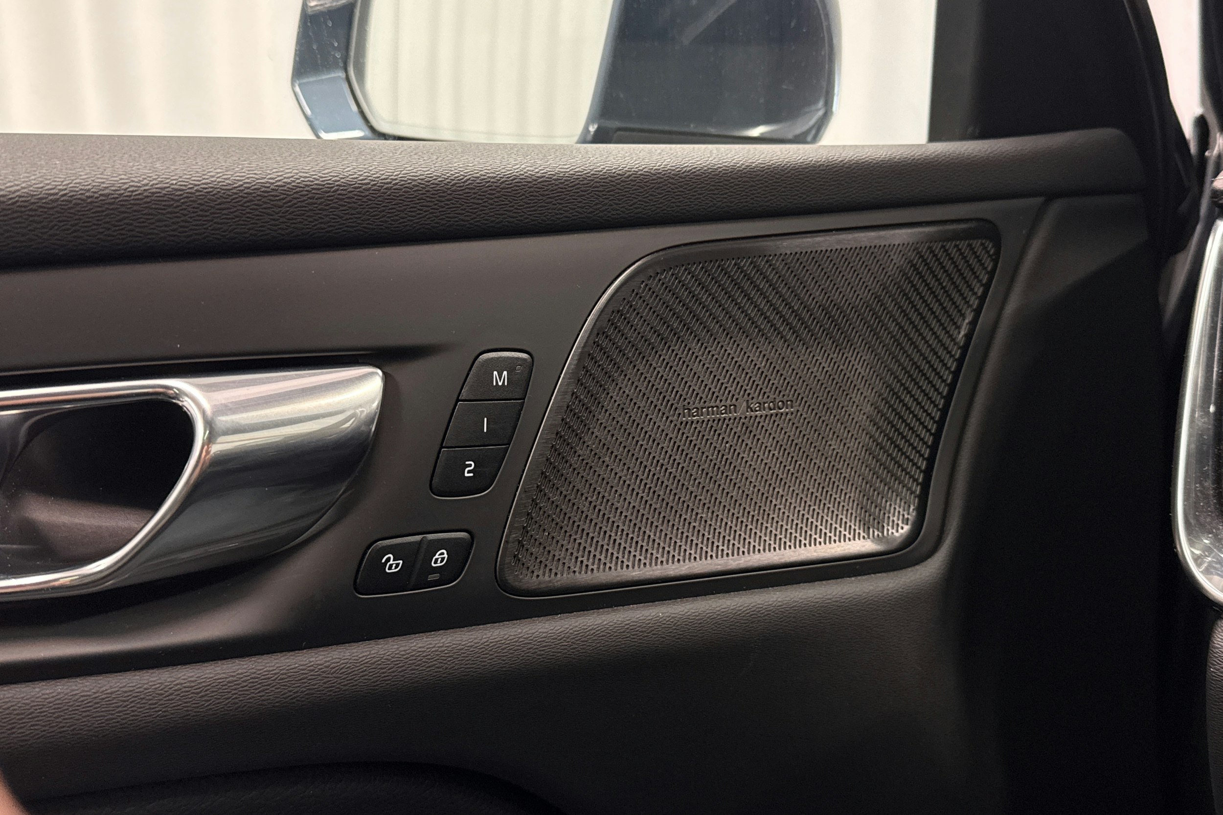 sininen Volvo V60 2021 kuva 23.