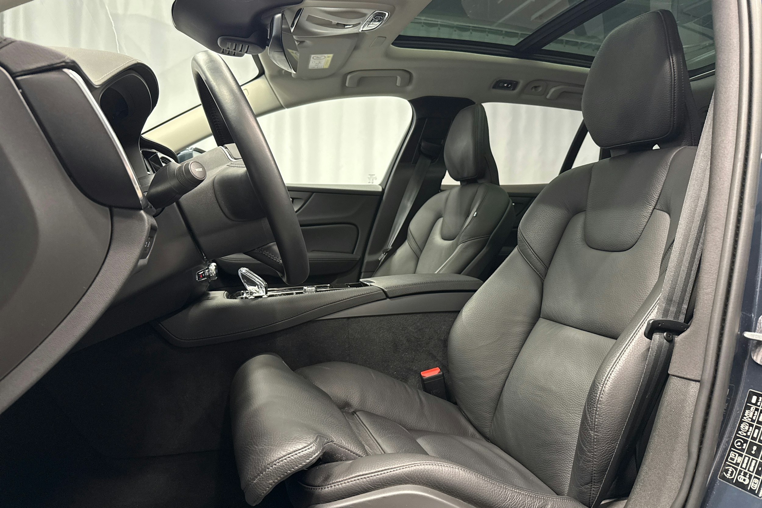 sininen Volvo V60 2021 kuva 24.