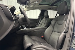 sininen Volvo V60 2021 kuva 24.