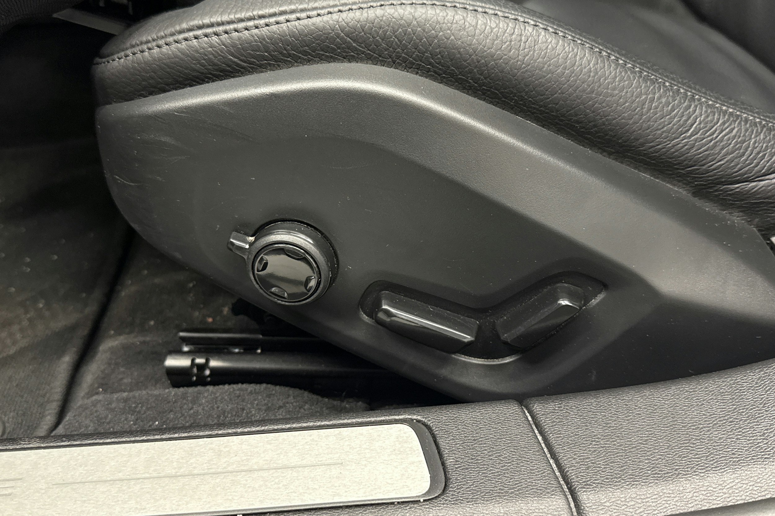 sininen Volvo V60 2021 kuva 25.