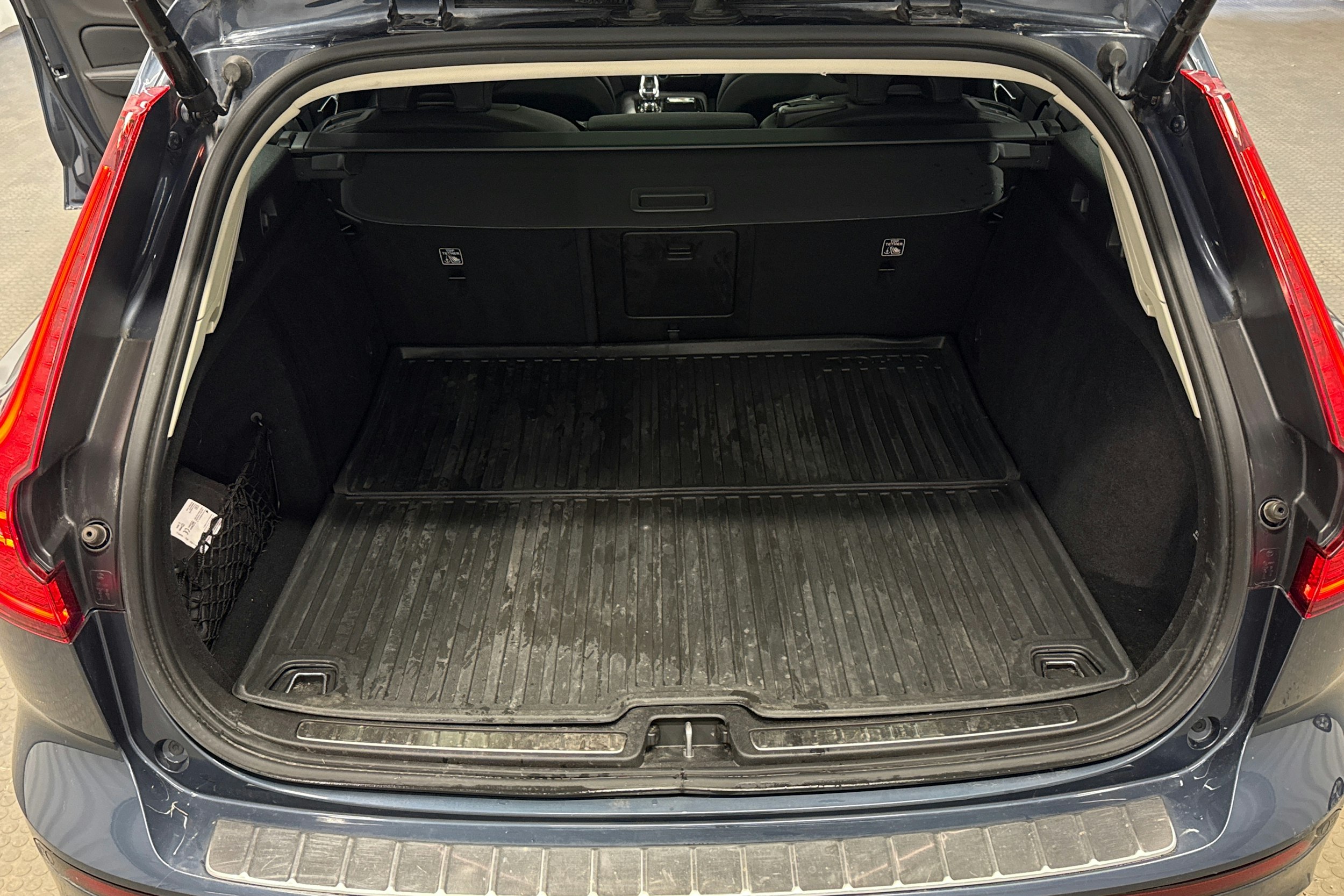 sininen Volvo V60 2021 kuva 26.