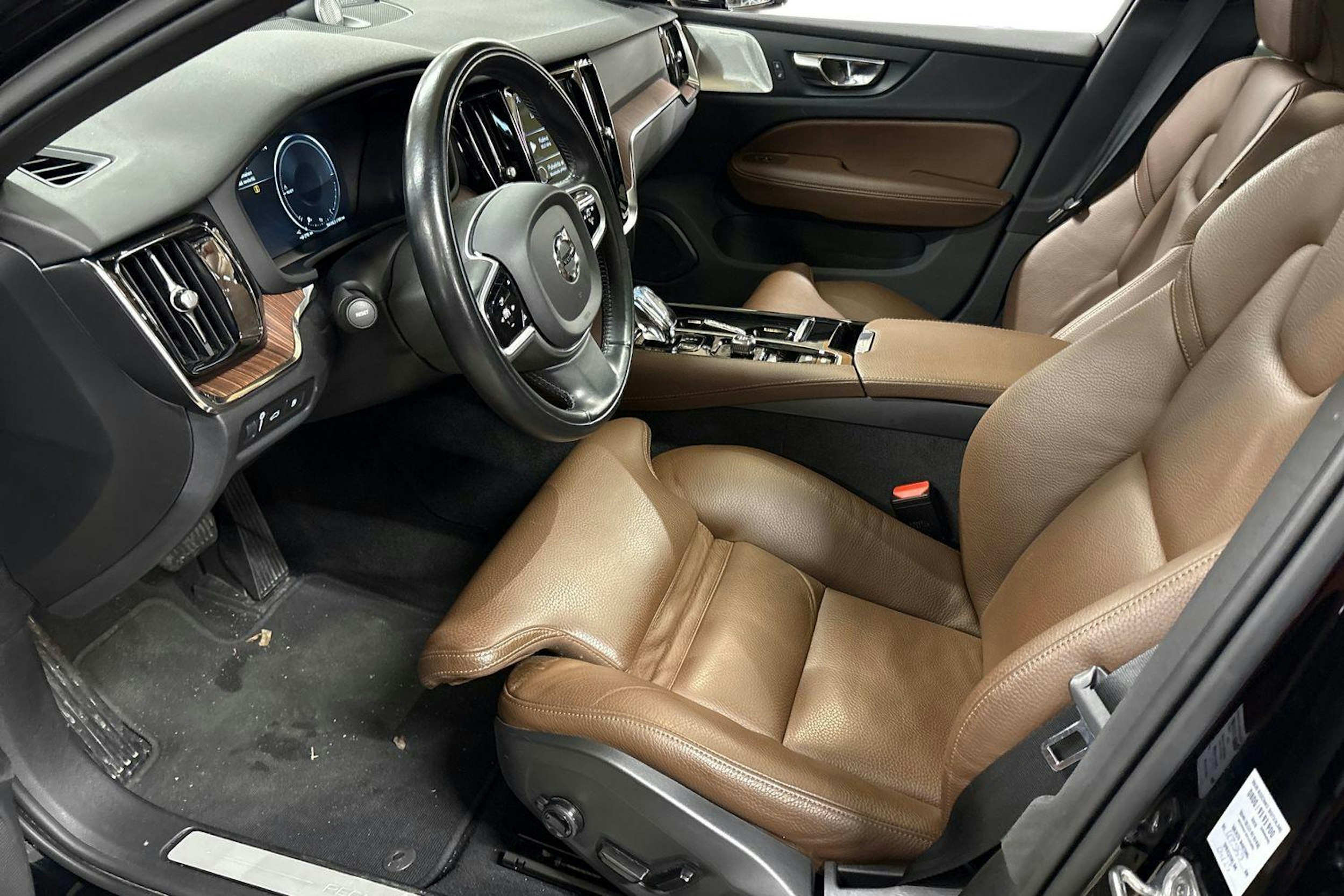 musta Volvo V60 2021 kuva 3.