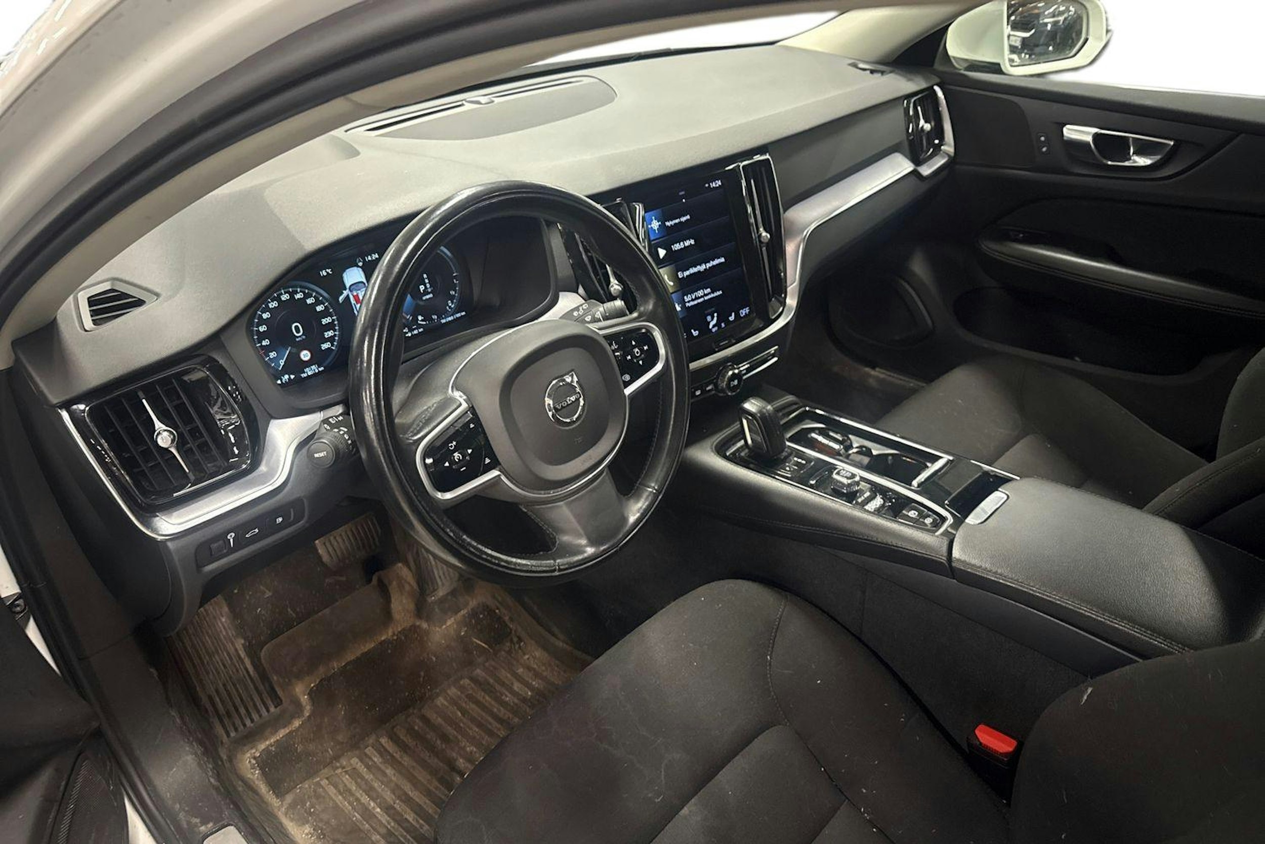 valkoinen Volvo V60 2021 kuva 3.