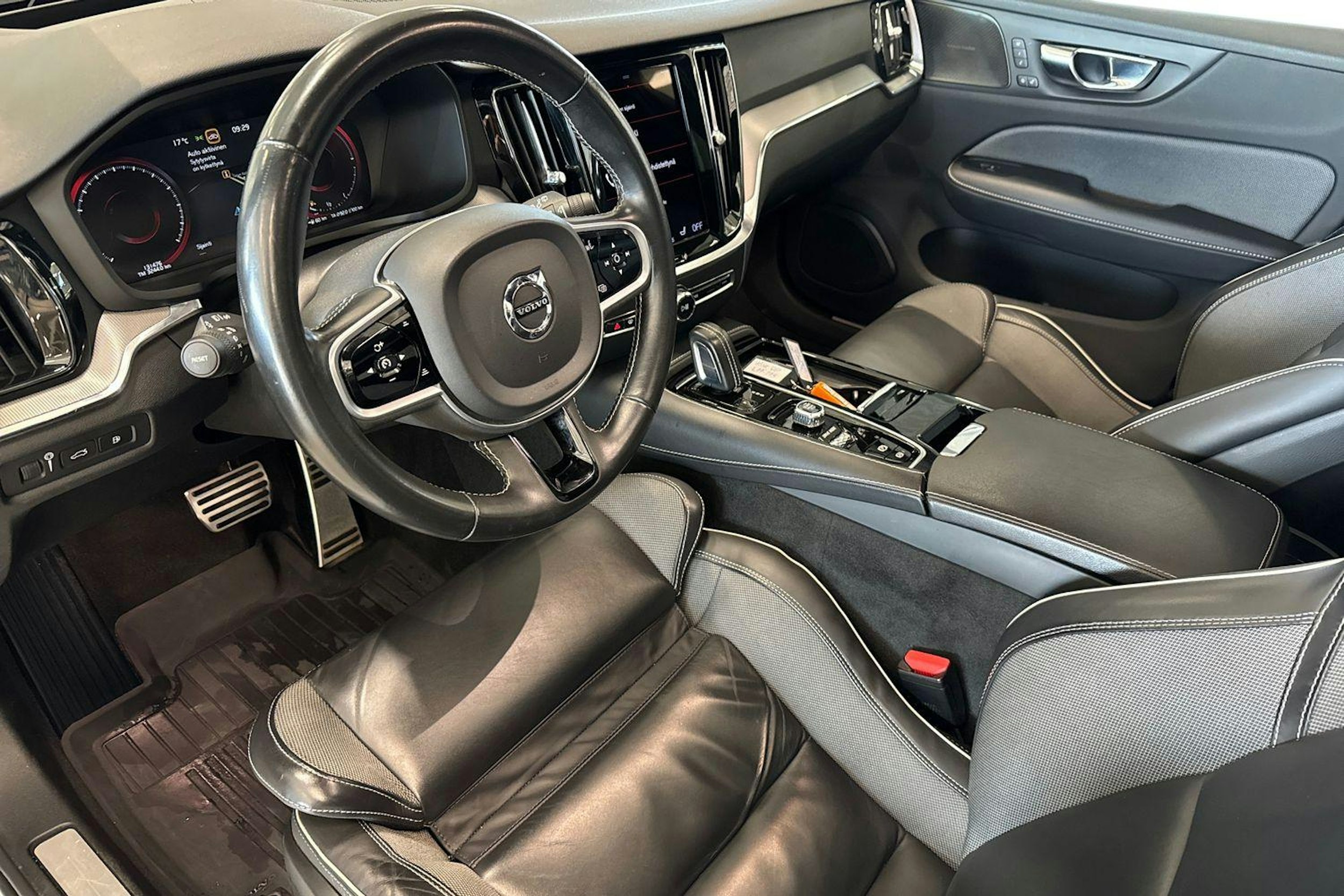 valkoinen Volvo V60 2021 kuva 7.