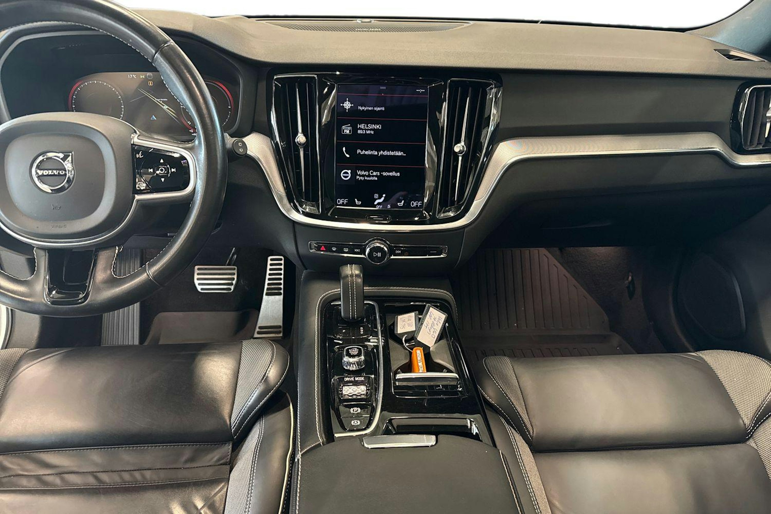 valkoinen Volvo V60 2021 kuva 9.