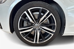 valkoinen Volvo V60 2021 kuva 11.