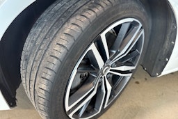 valkoinen Volvo V60 2021 kuva 13.
