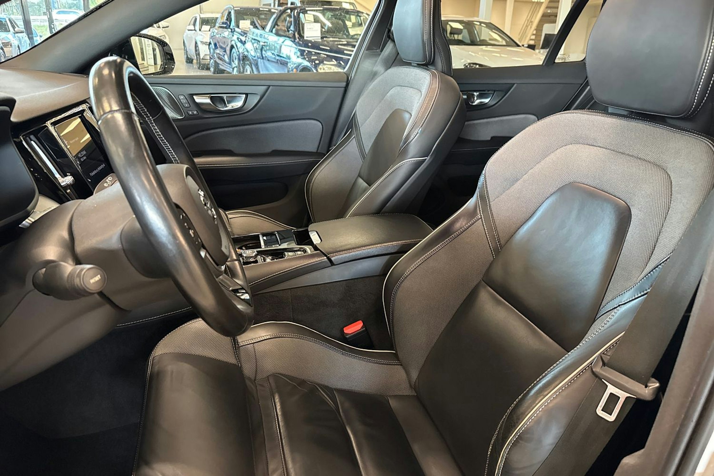 valkoinen Volvo V60 2021 kuva 15.