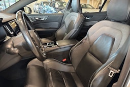 valkoinen Volvo V60 2021 kuva 15.