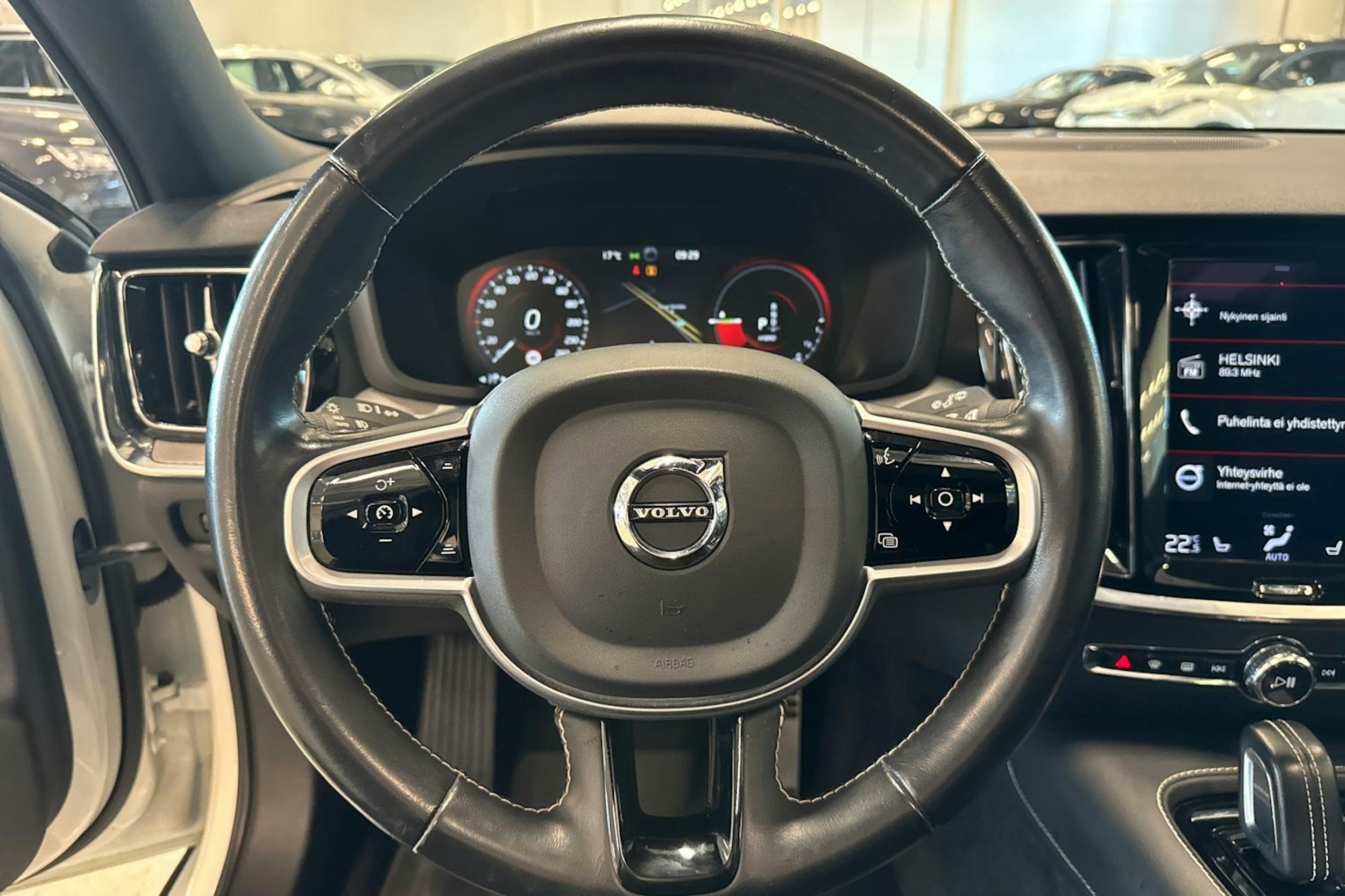 valkoinen Volvo V60 2021 kuva 18.