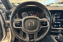 valkoinen Volvo V60 2021 kuva 18.