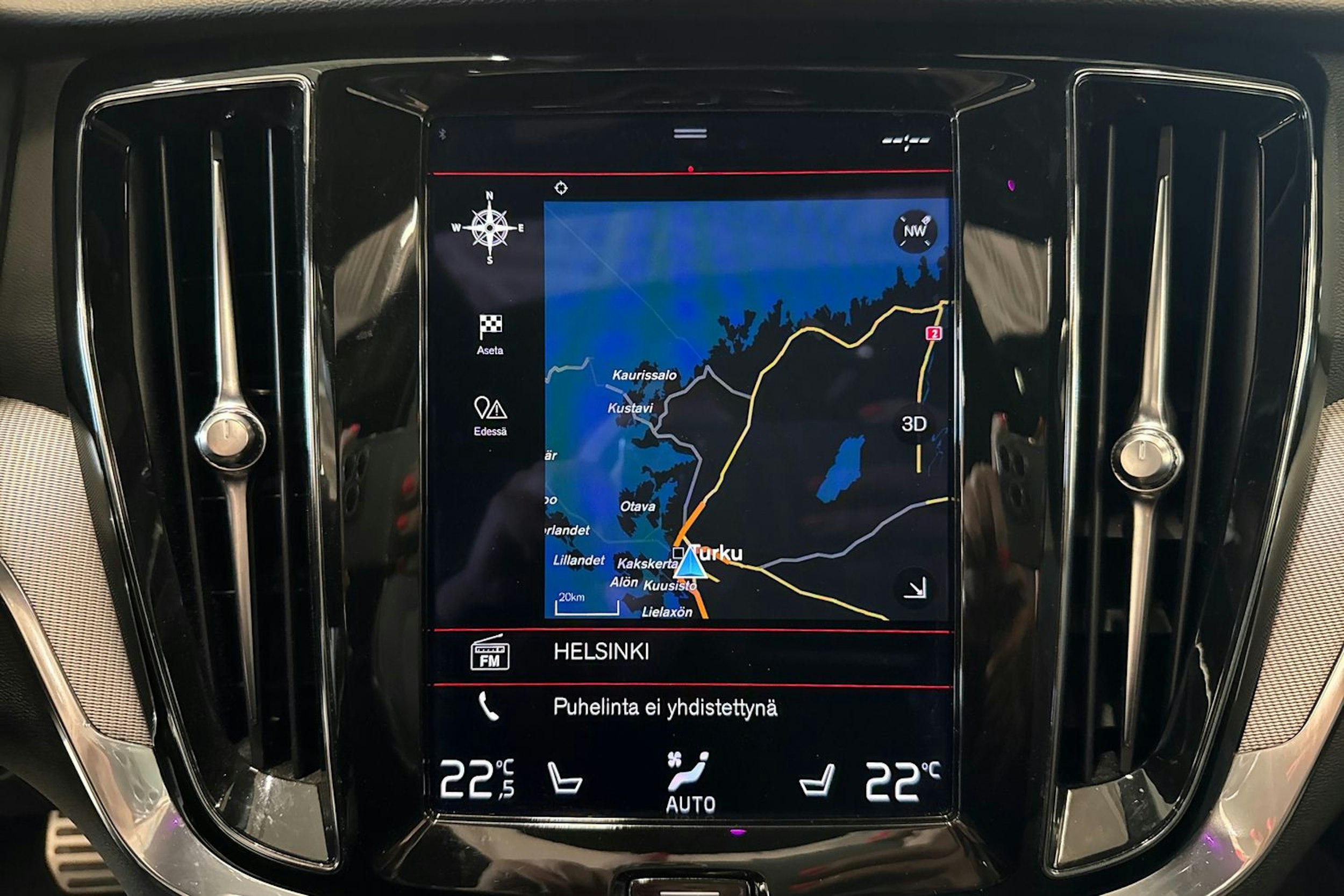 valkoinen Volvo V60 2021 kuva 20.