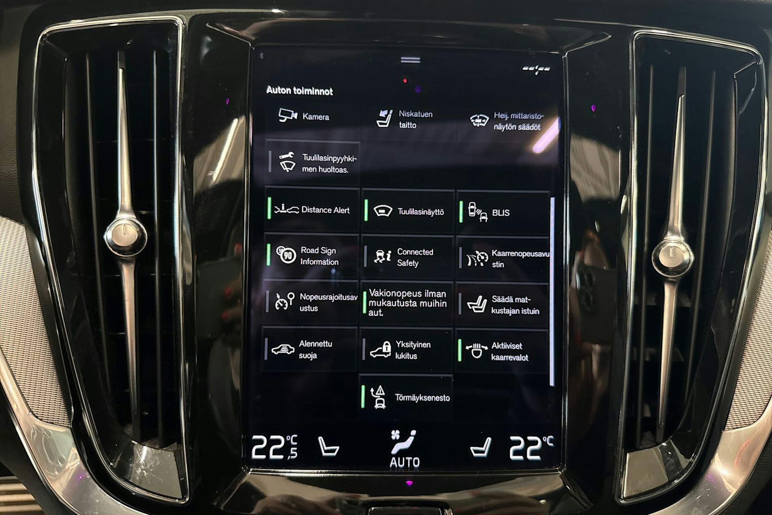 valkoinen Volvo V60 2021 kuva 21.