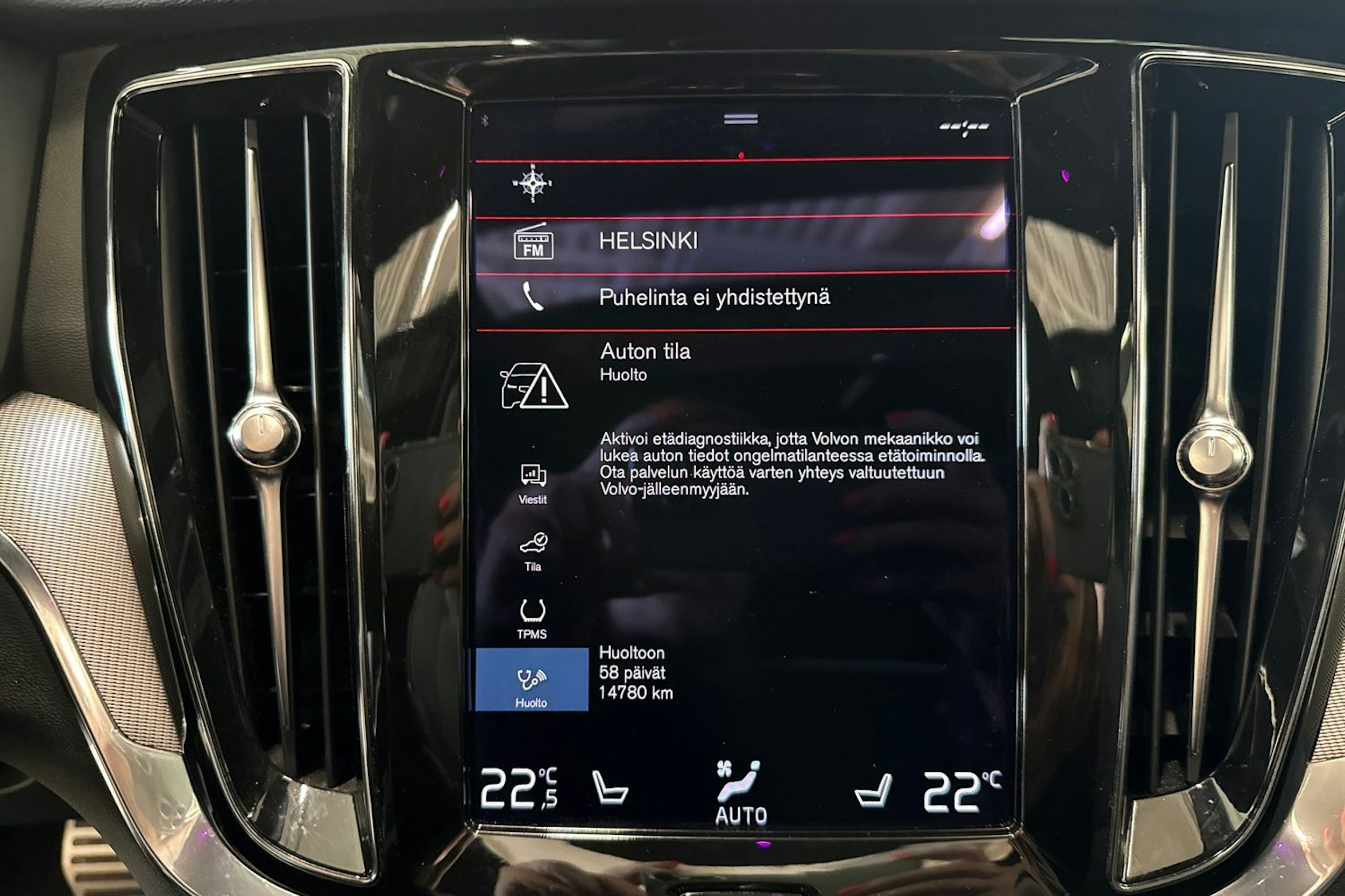 valkoinen Volvo V60 2021 kuva 22.