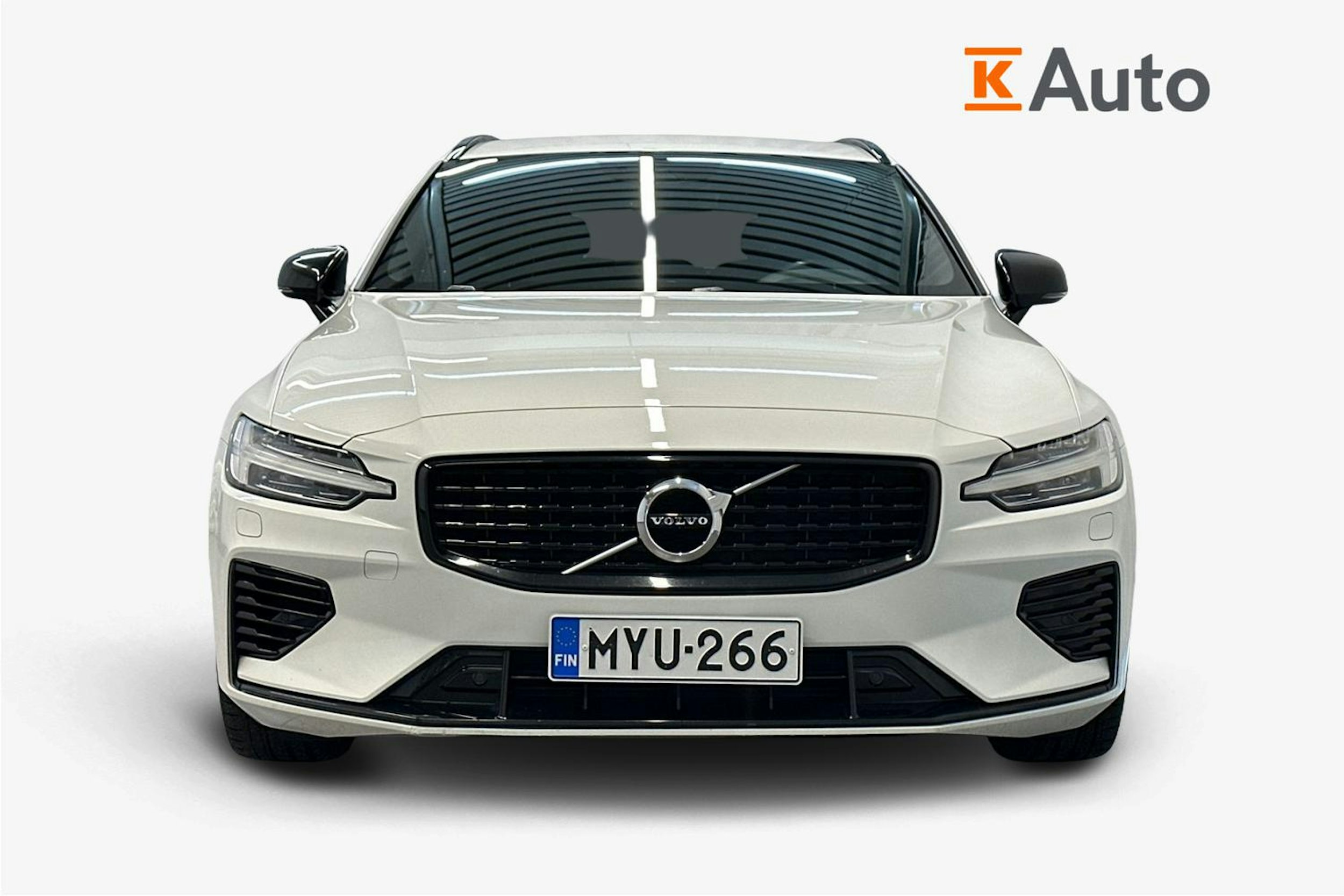 valkoinen Volvo V60 2021 kuva 5.