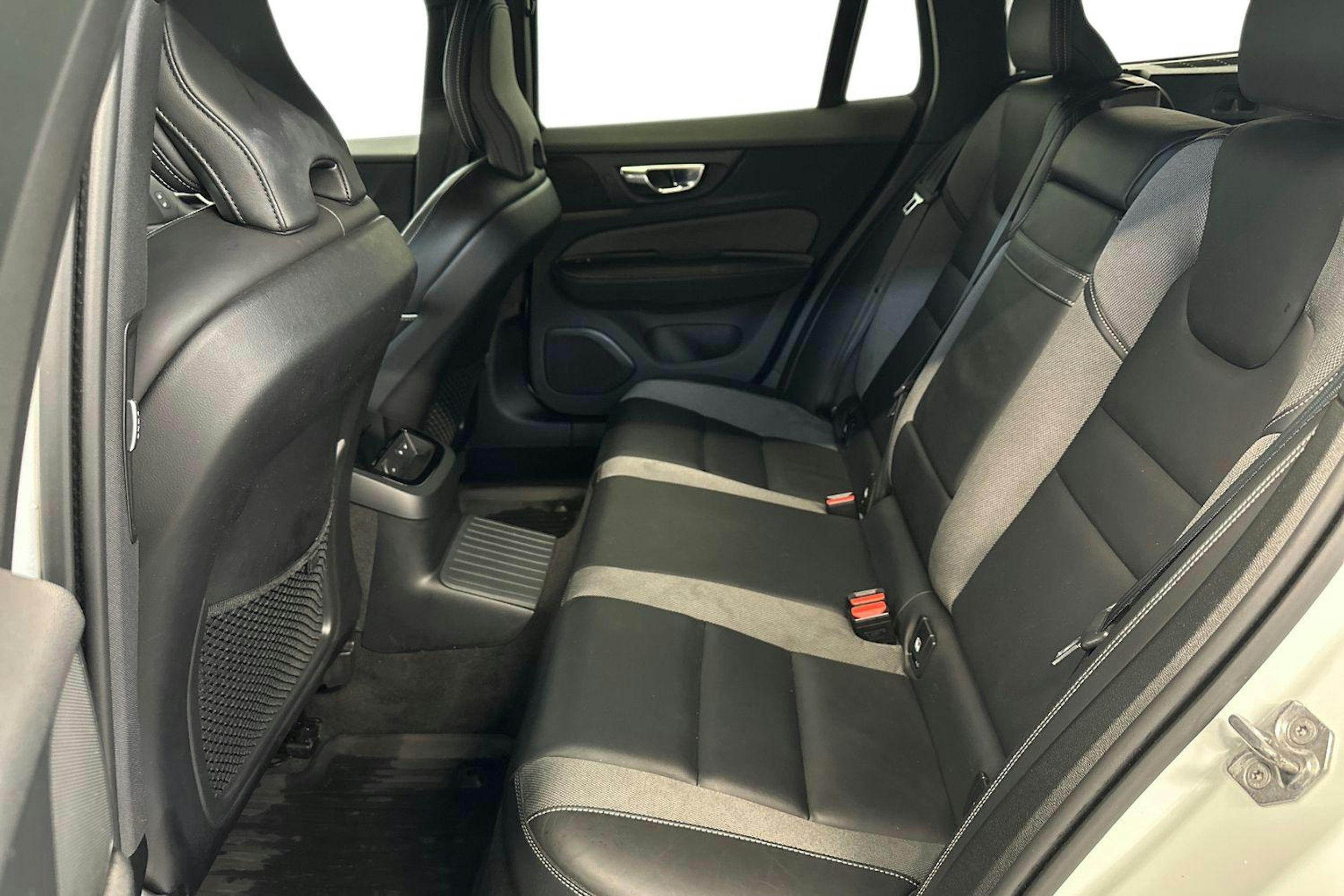 valkoinen Volvo V60 2021 kuva 10.