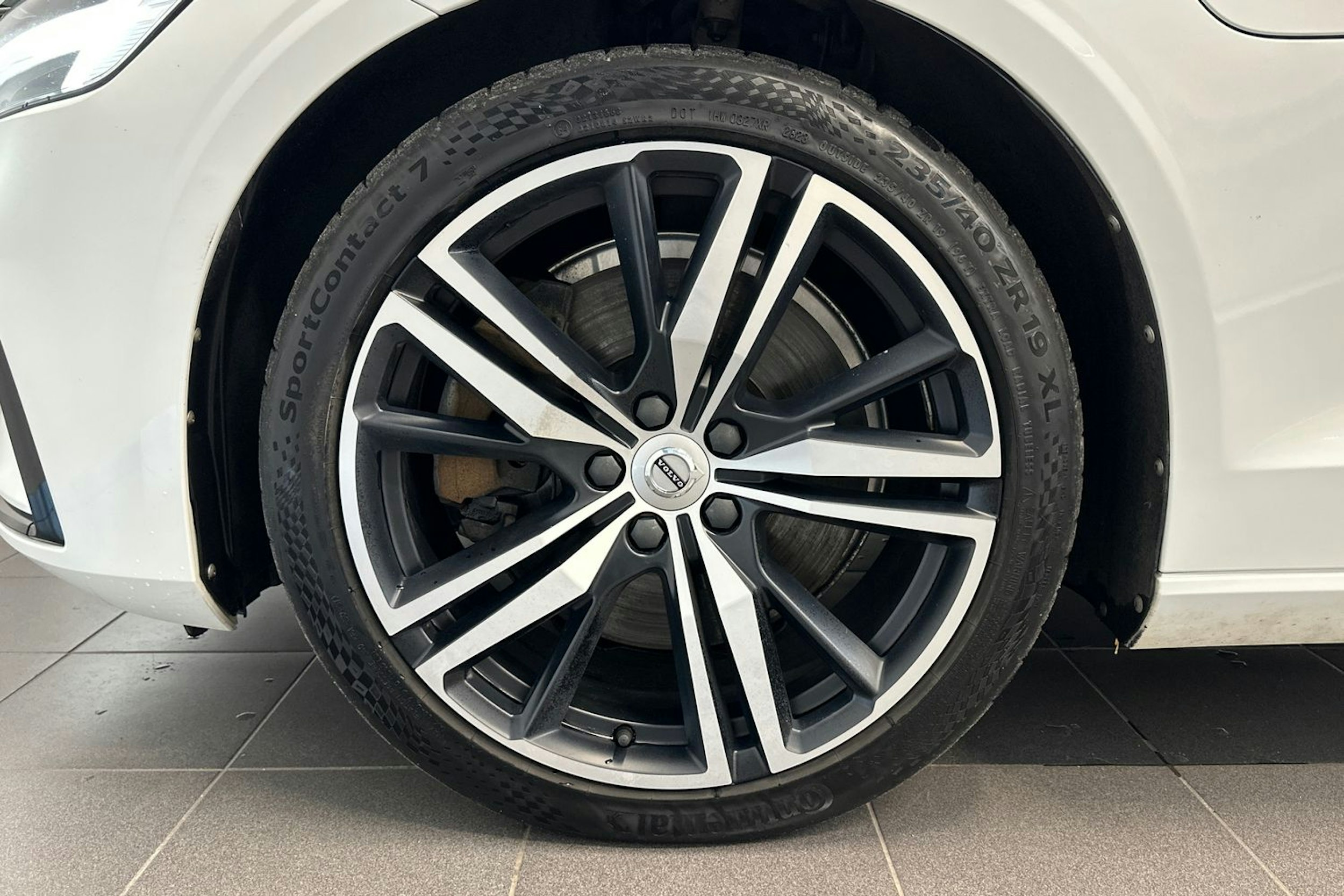 valkoinen Volvo V60 2021 kuva 11.