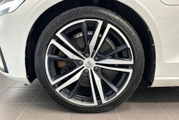 valkoinen Volvo V60 2021 kuva 11.