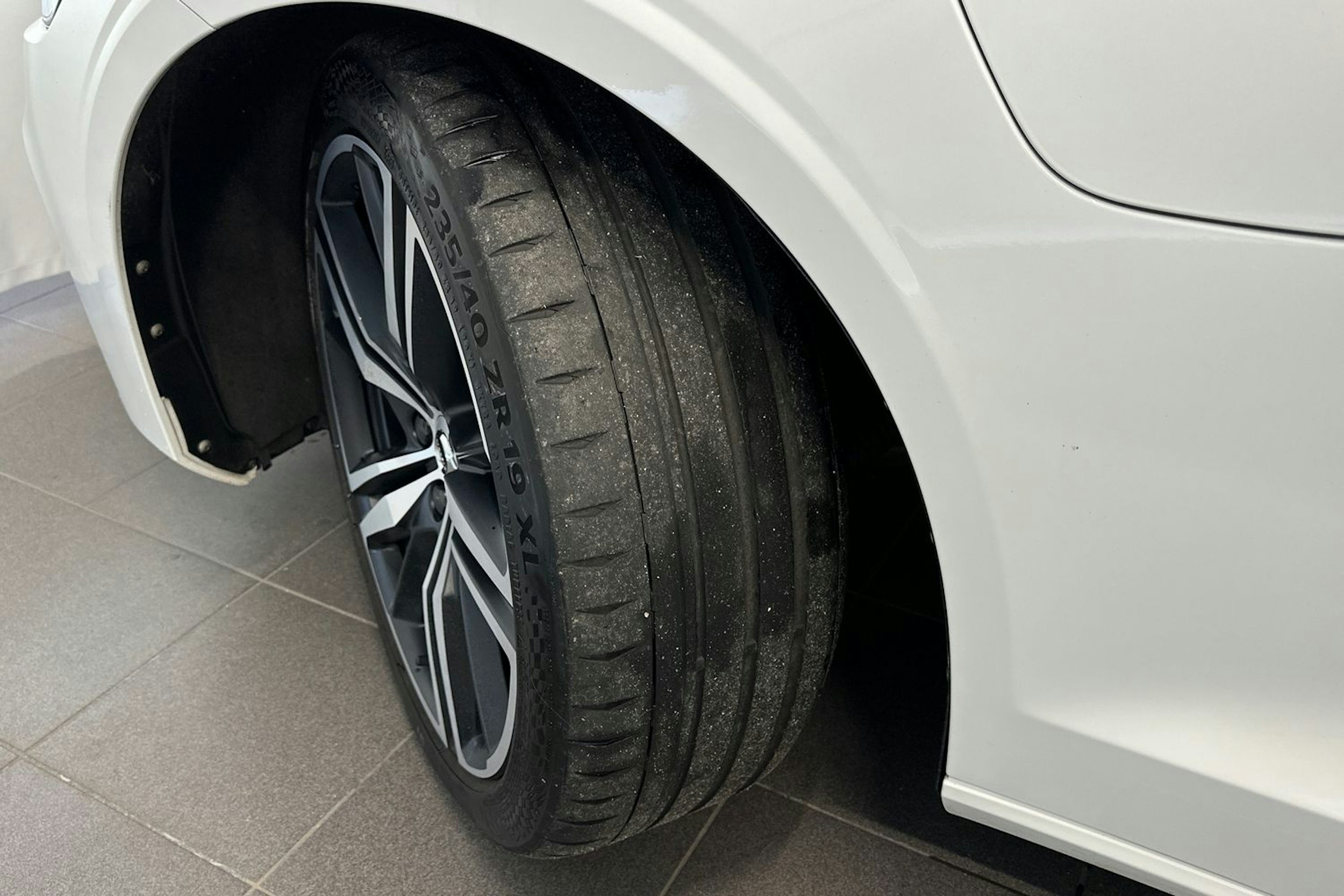 valkoinen Volvo V60 2021 kuva 13.