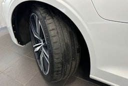 valkoinen Volvo V60 2021 kuva 13.