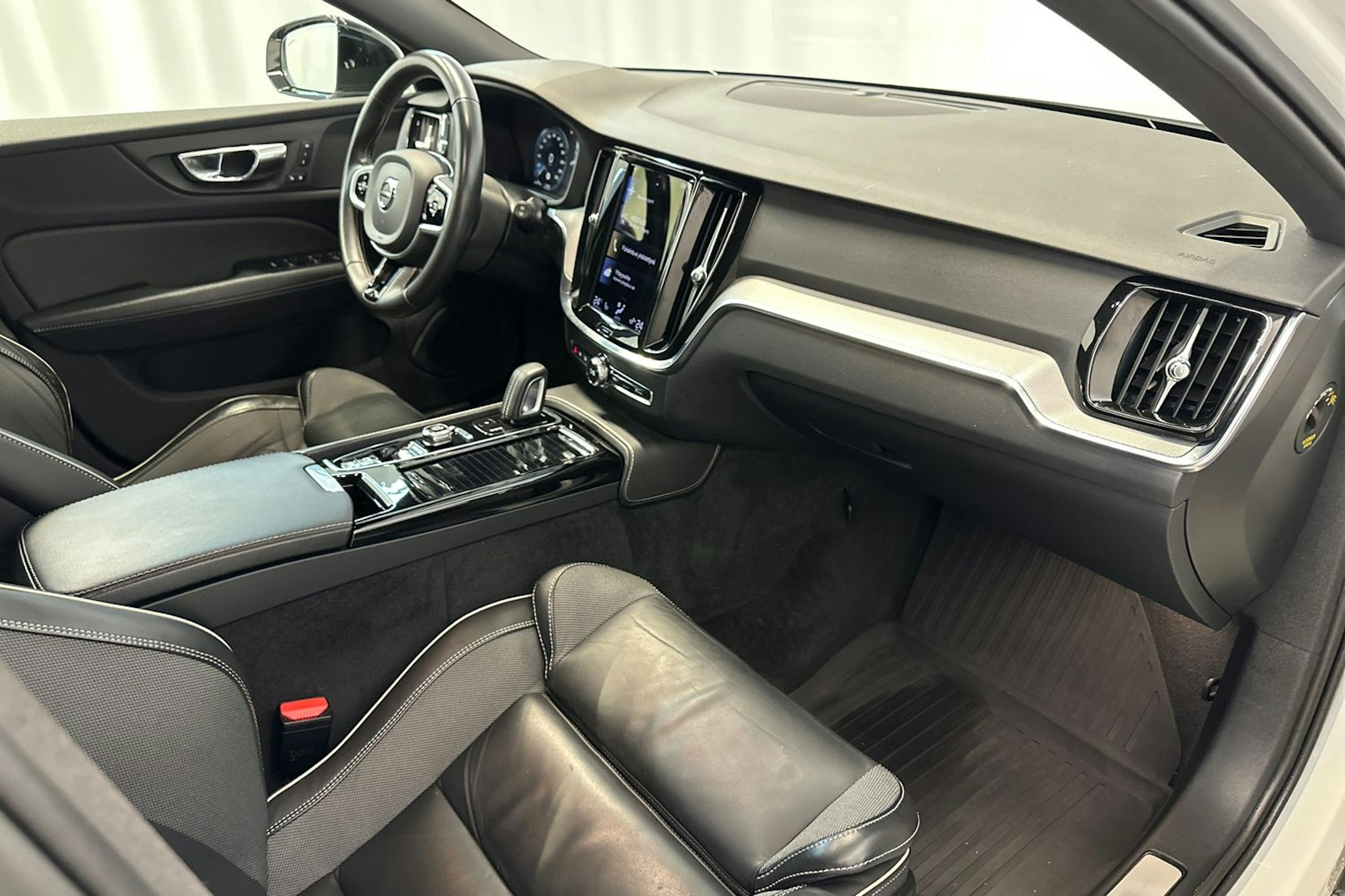 valkoinen Volvo V60 2021 kuva 14.