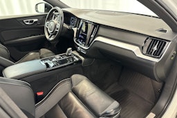 valkoinen Volvo V60 2021 kuva 14.