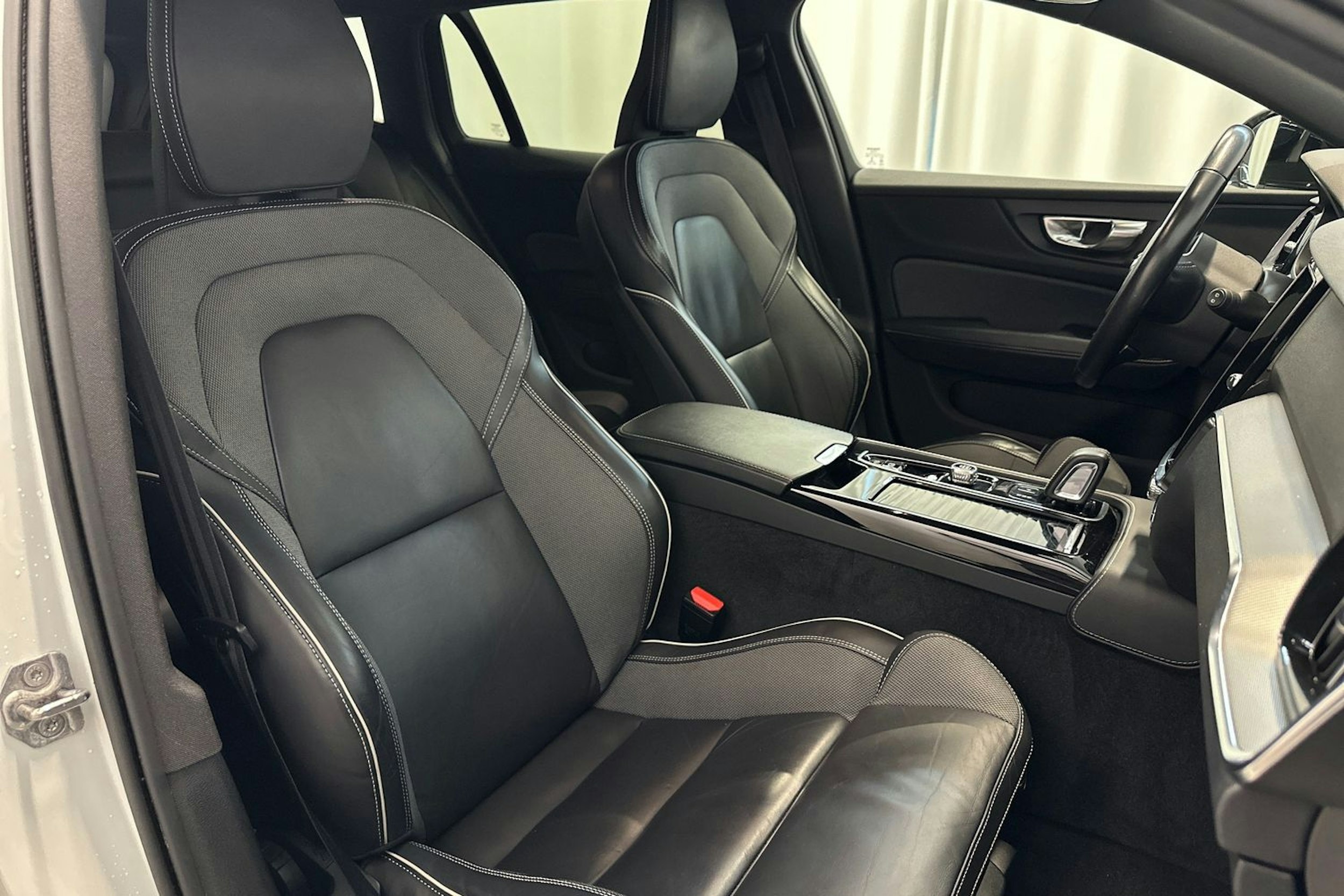 valkoinen Volvo V60 2021 kuva 15.