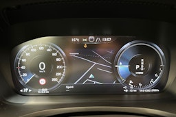 valkoinen Volvo V60 2021 kuva 16.