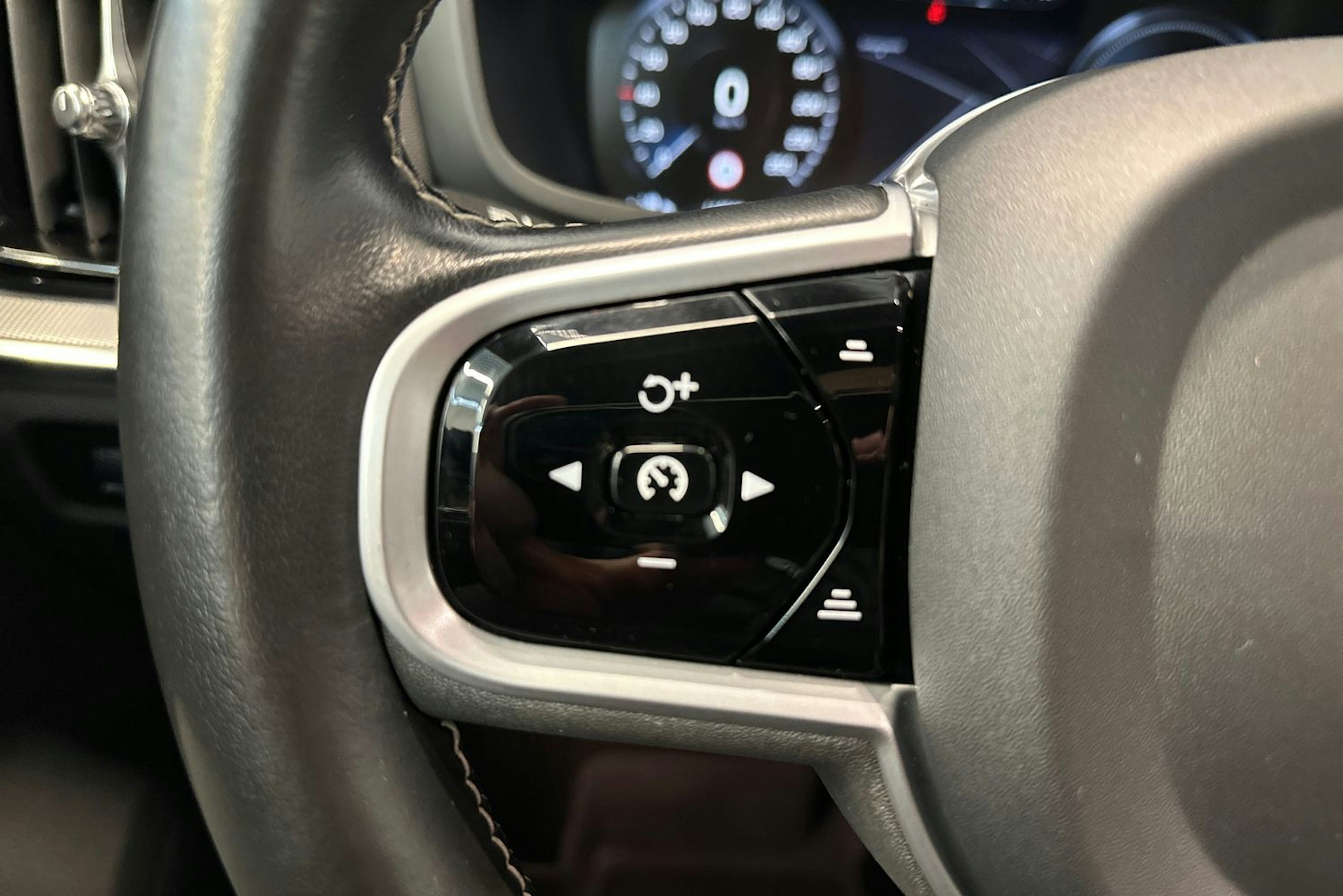 valkoinen Volvo V60 2021 kuva 17.