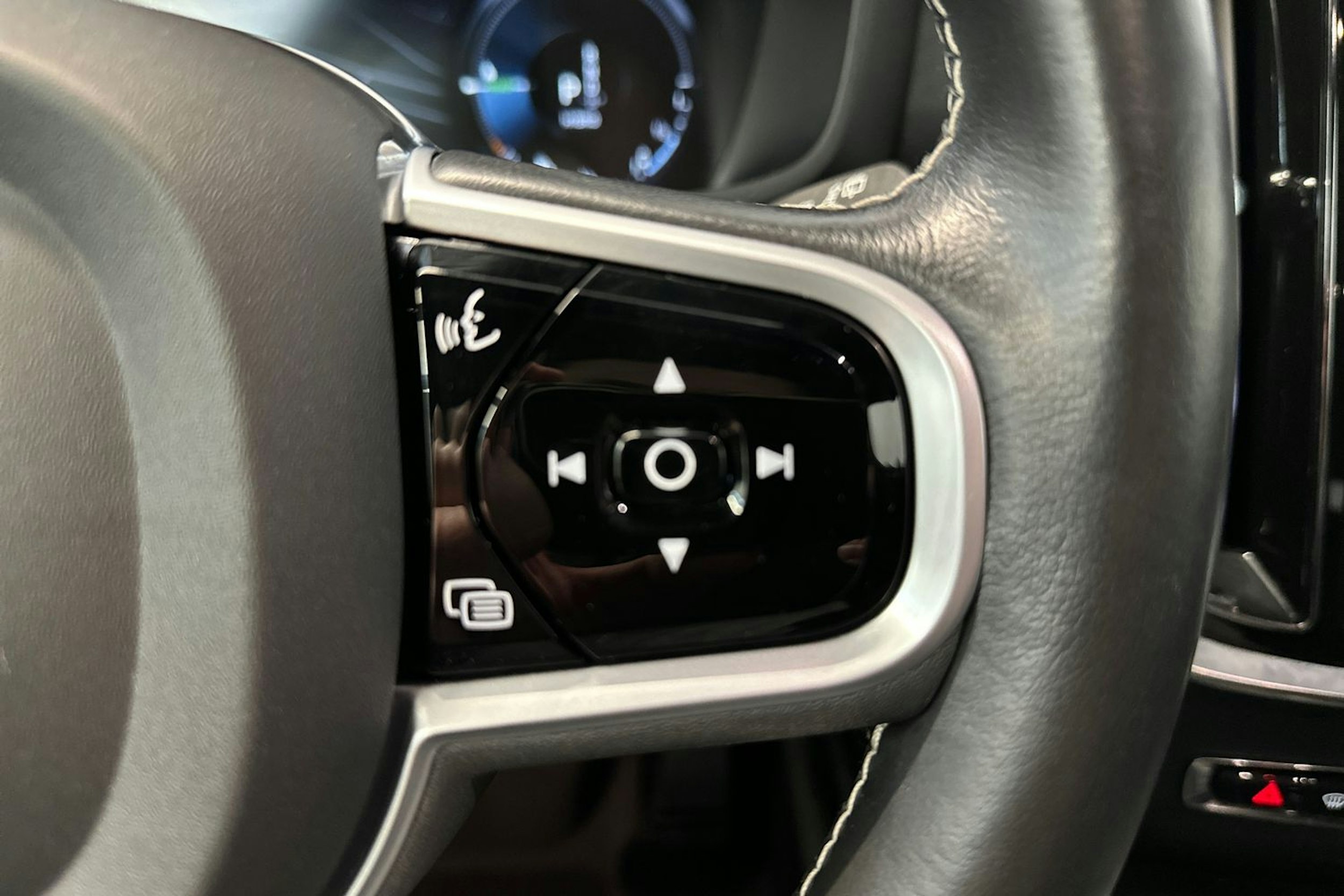 valkoinen Volvo V60 2021 kuva 18.