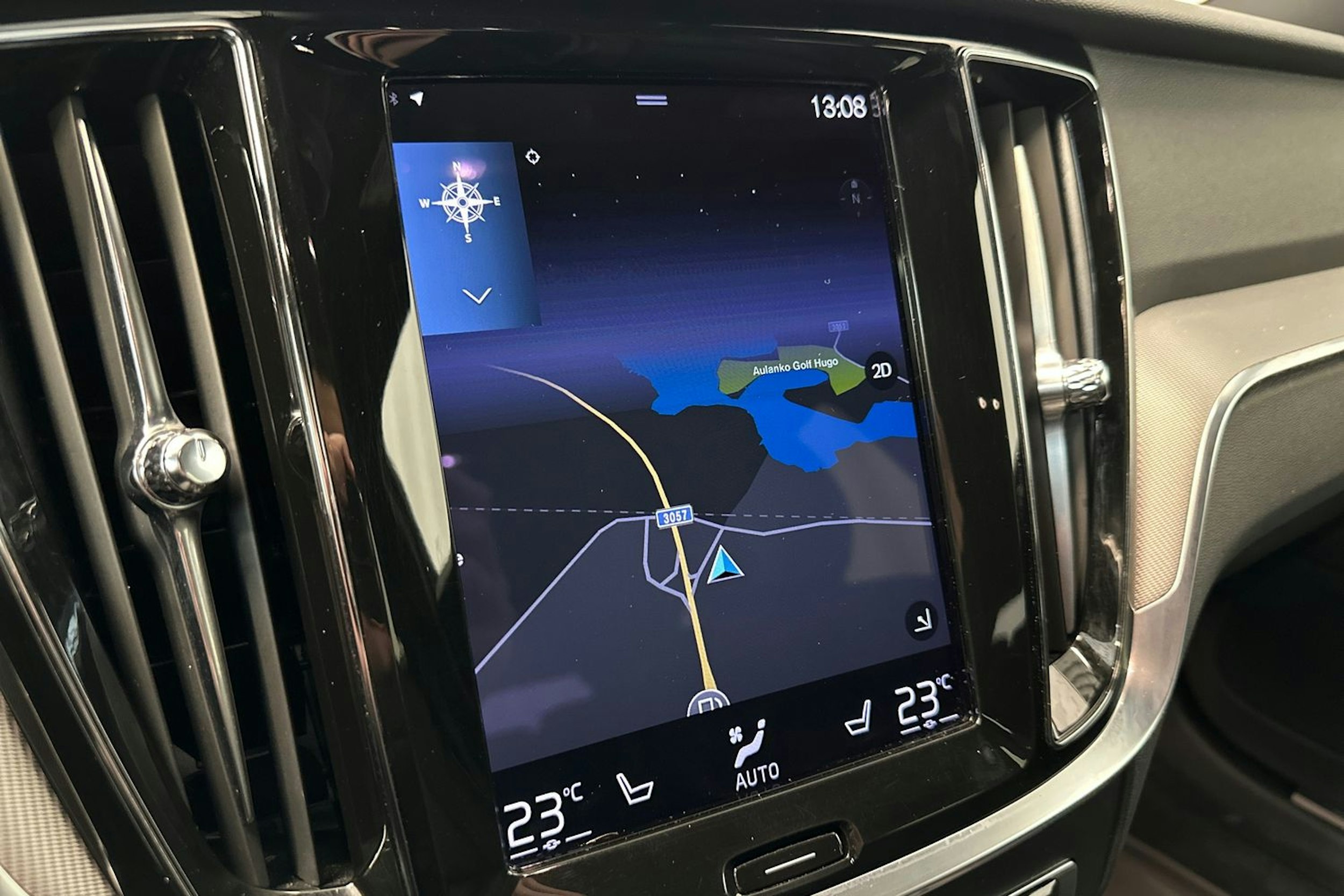 valkoinen Volvo V60 2021 kuva 19.