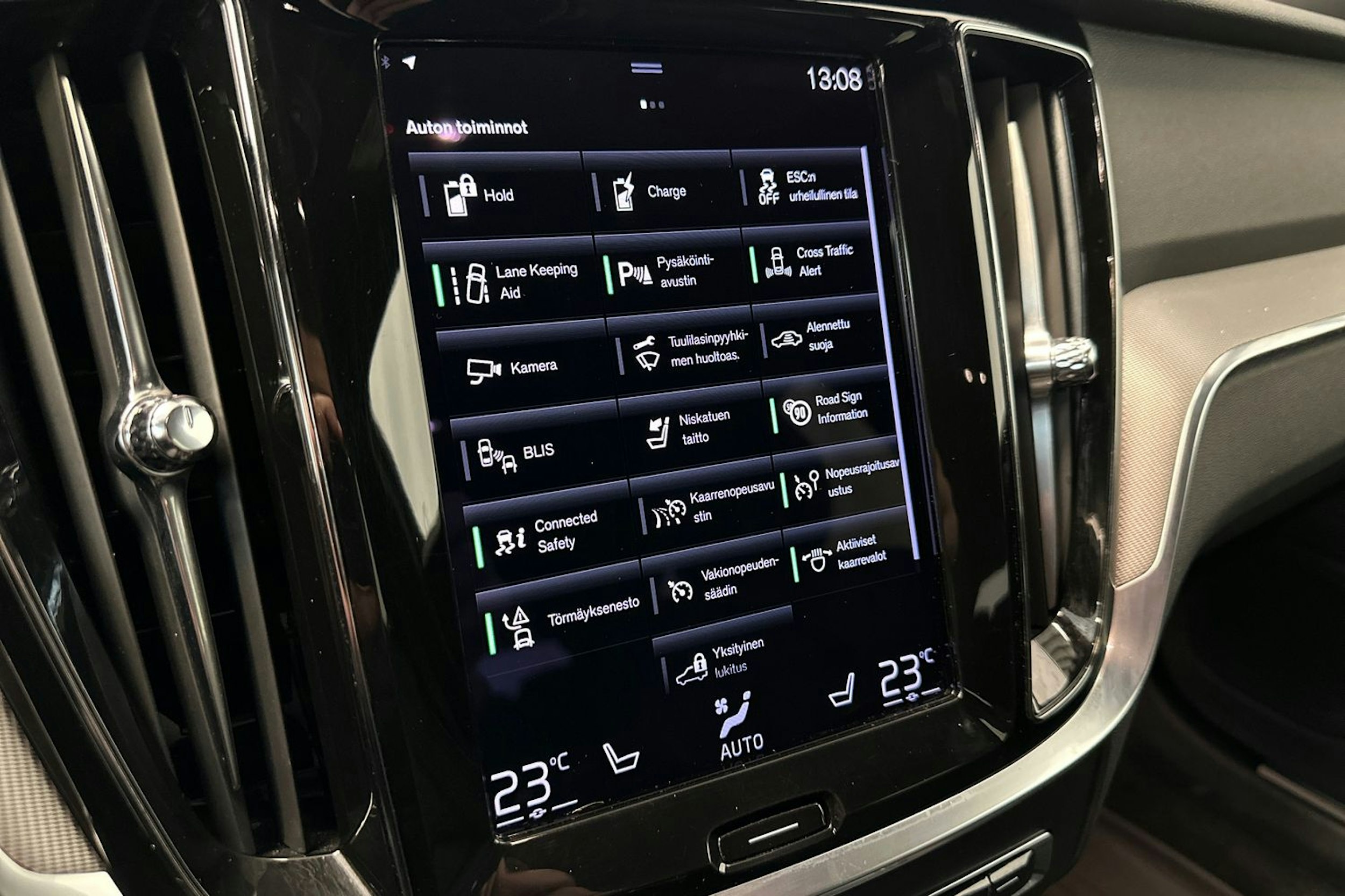 valkoinen Volvo V60 2021 kuva 20.