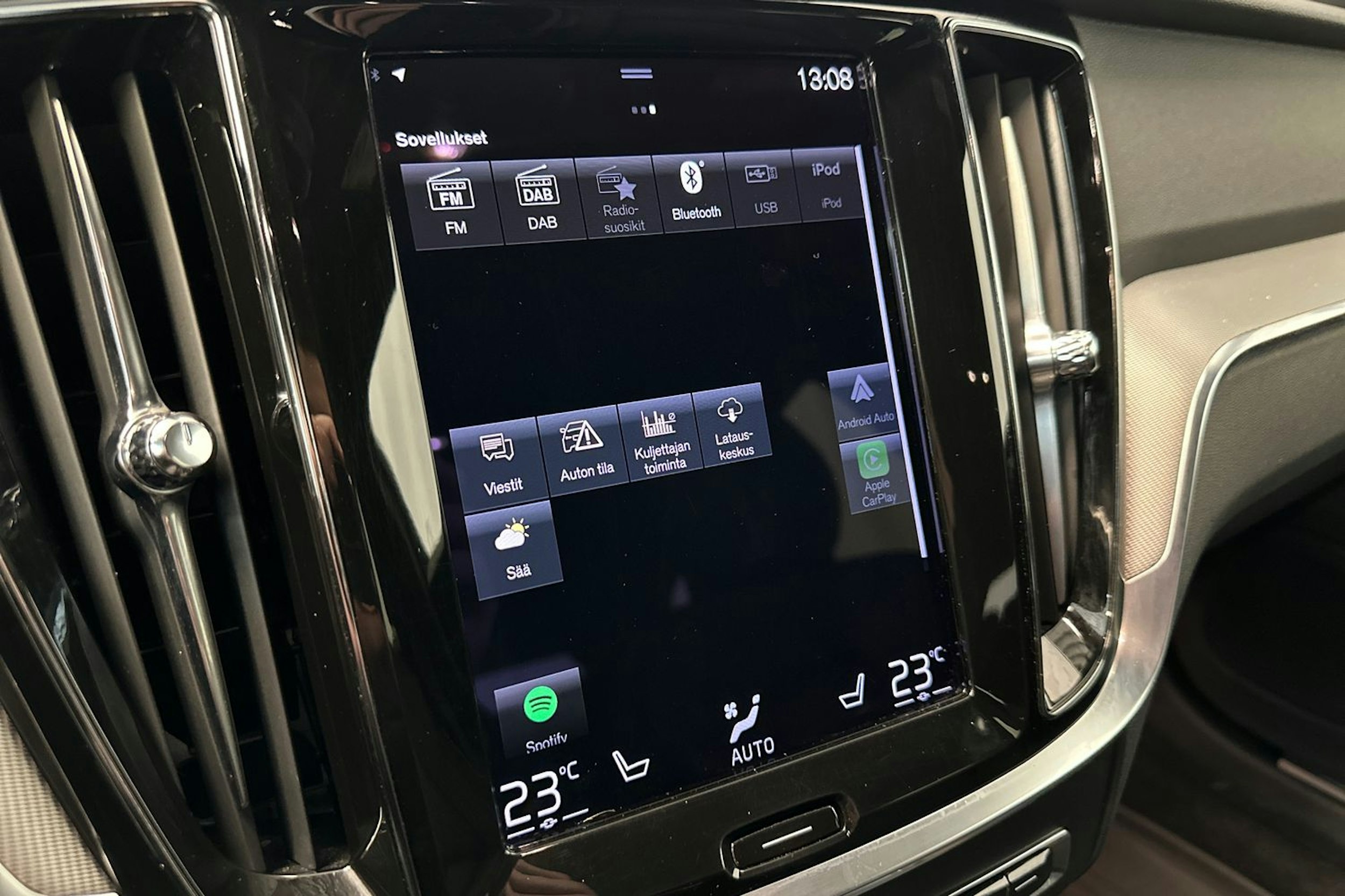 valkoinen Volvo V60 2021 kuva 21.