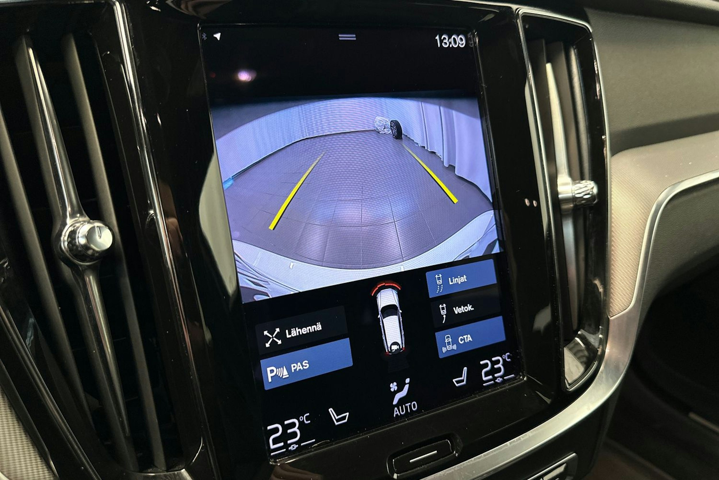 valkoinen Volvo V60 2021 kuva 22.