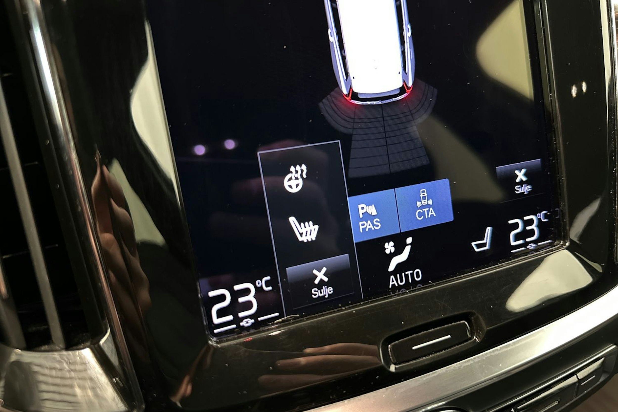 valkoinen Volvo V60 2021 kuva 23.