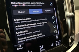 valkoinen Volvo V60 2021 kuva 24.