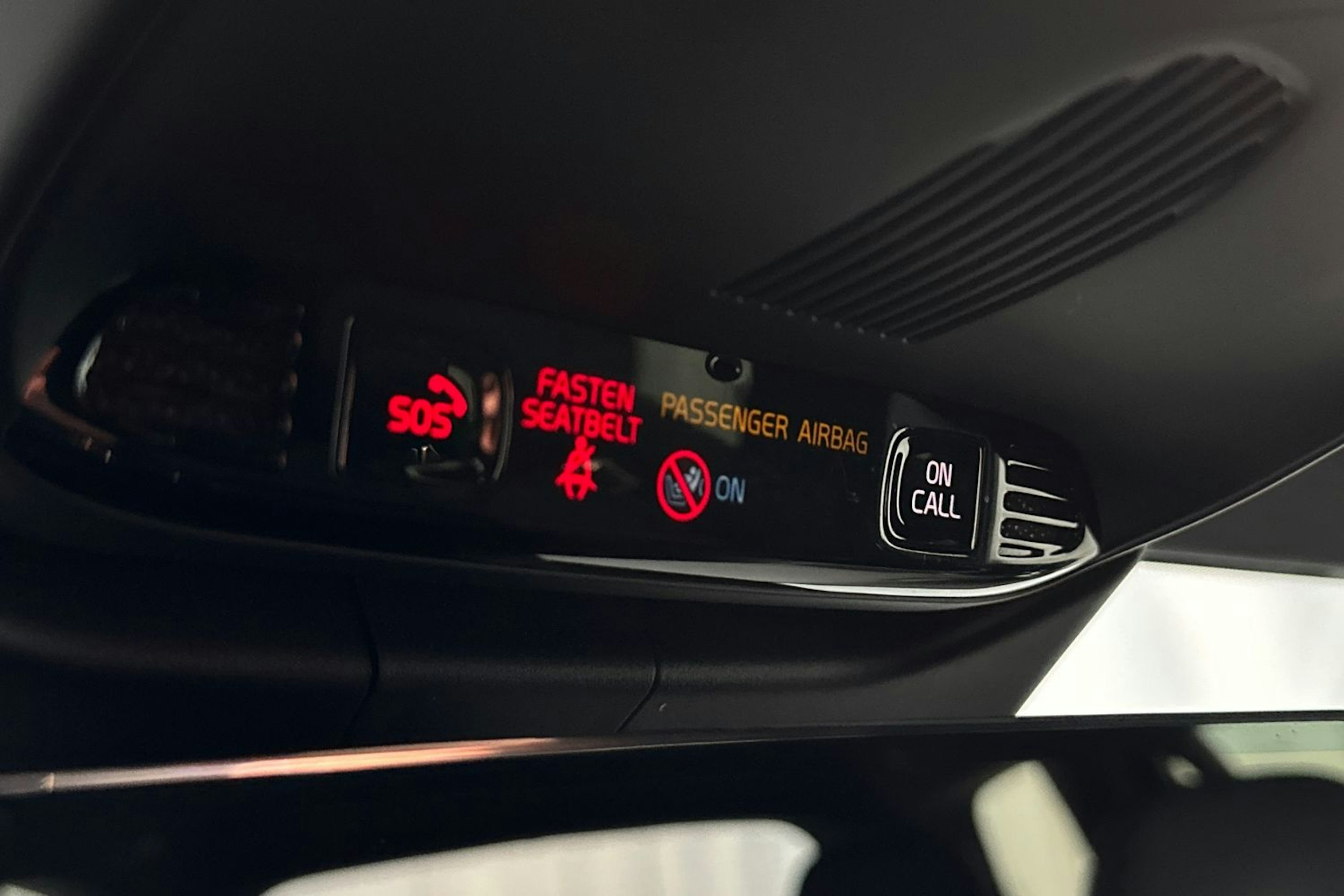 valkoinen Volvo V60 2021 kuva 25.