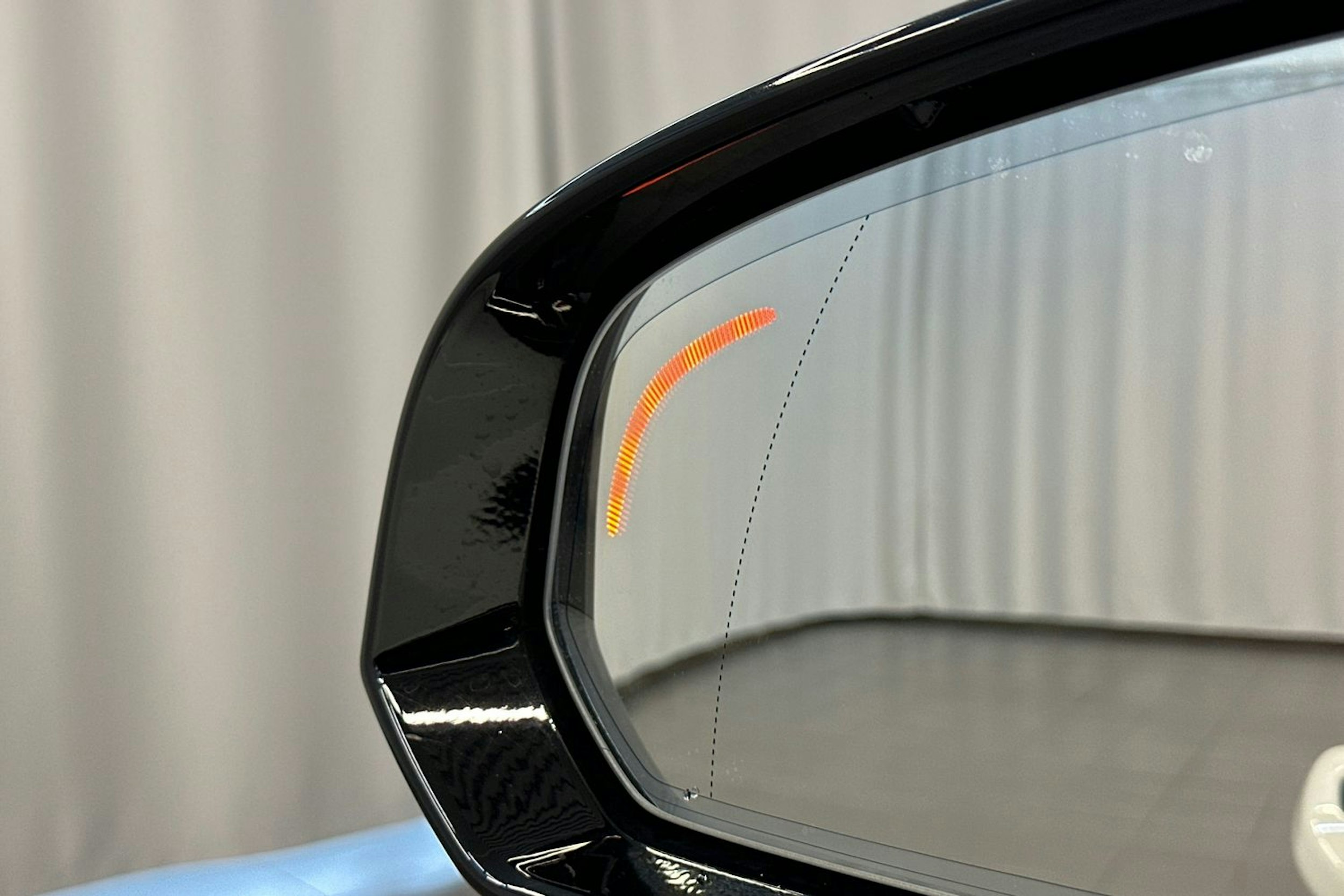 valkoinen Volvo V60 2021 kuva 26.