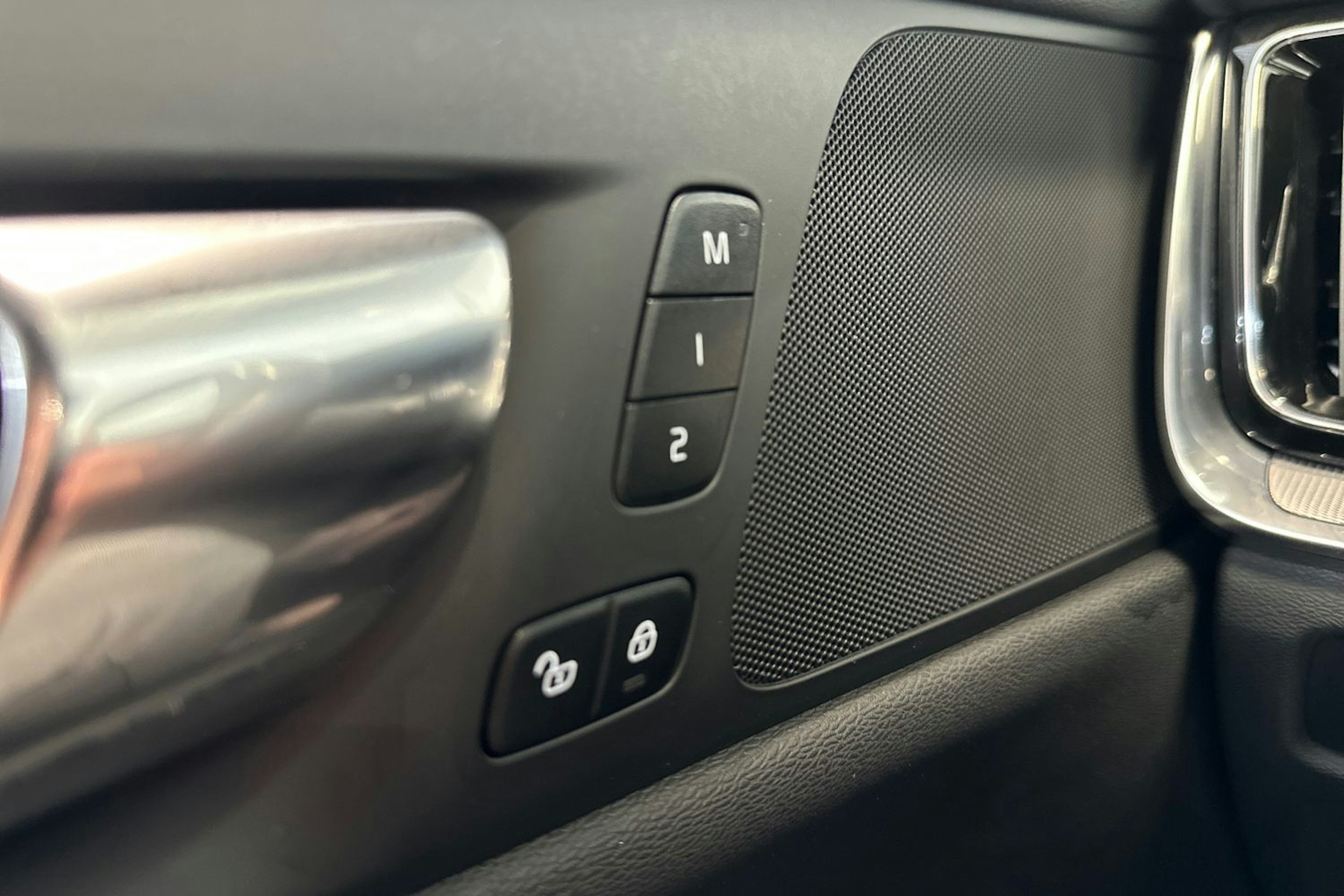 valkoinen Volvo V60 2021 kuva 27.