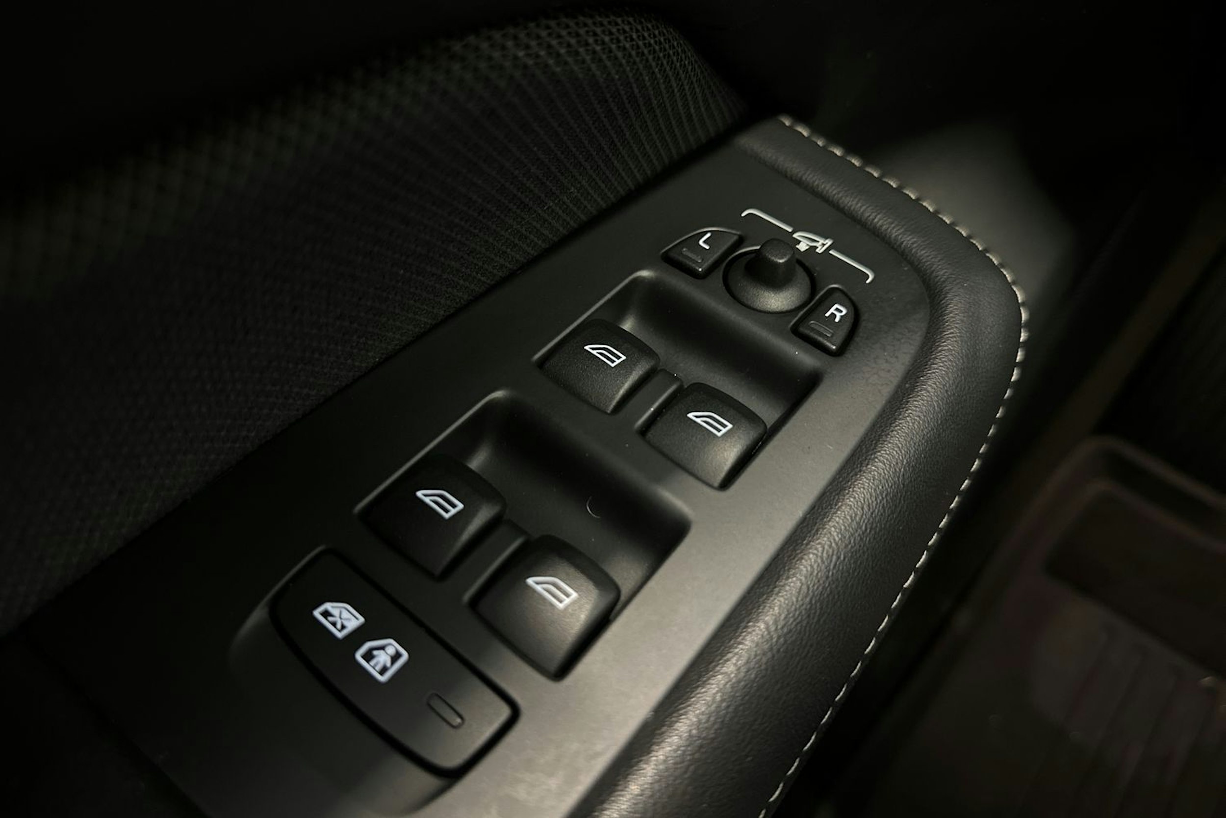 valkoinen Volvo V60 2021 kuva 28.