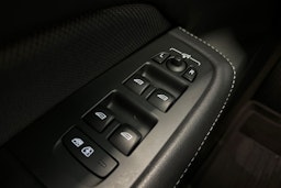 valkoinen Volvo V60 2021 kuva 28.