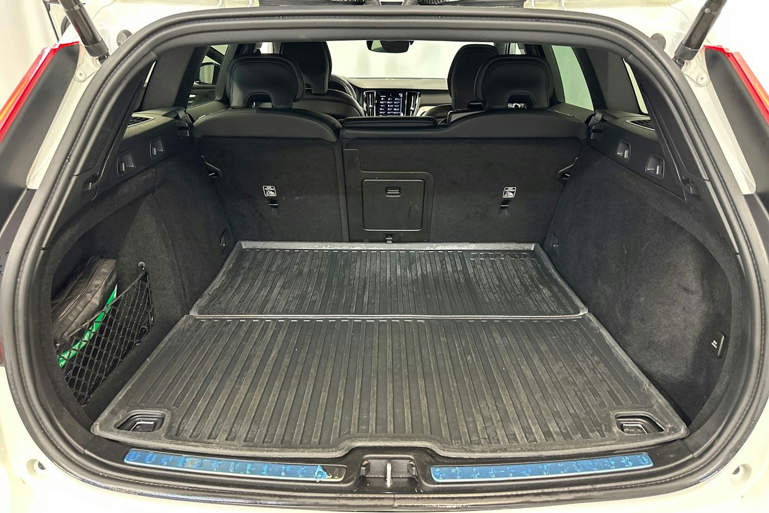 valkoinen Volvo V60 2021 kuva 30.