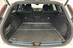 valkoinen Volvo V60 2021 kuva 30.