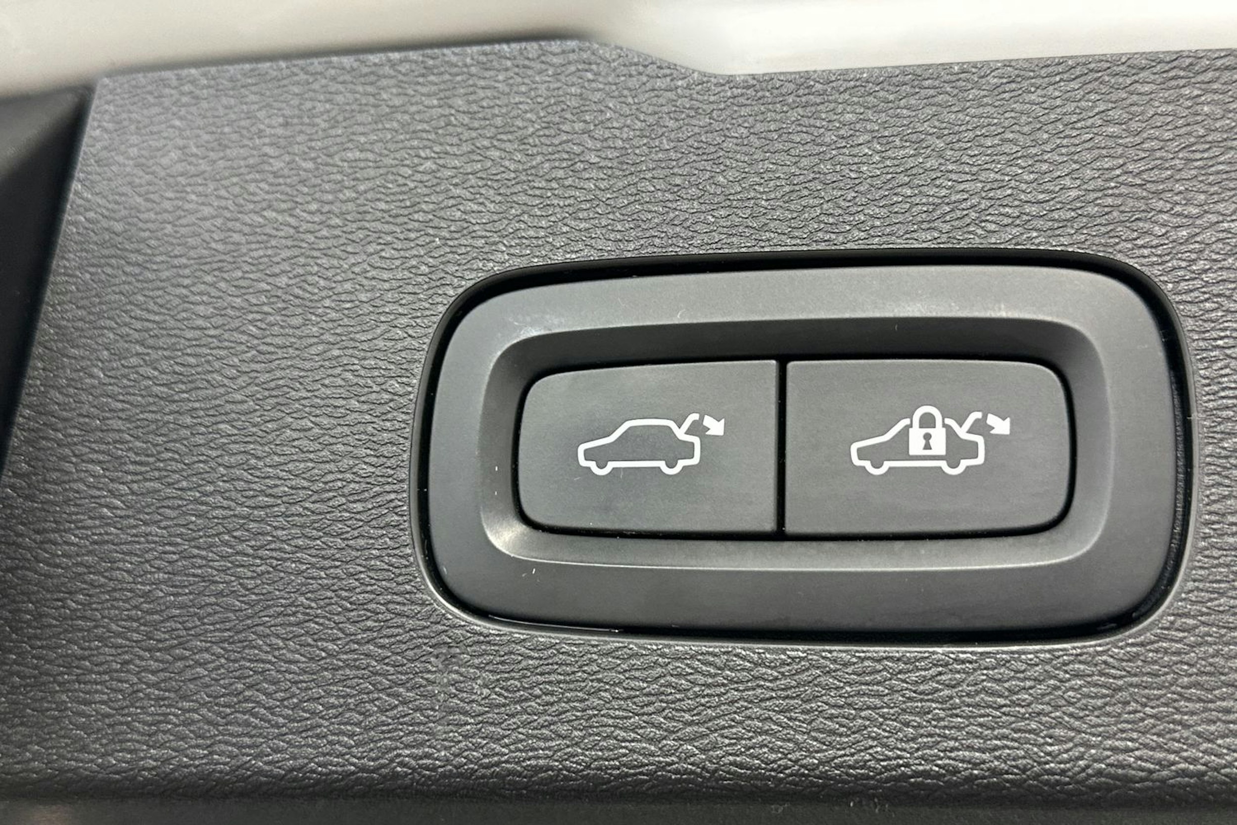 valkoinen Volvo V60 2021 kuva 31.